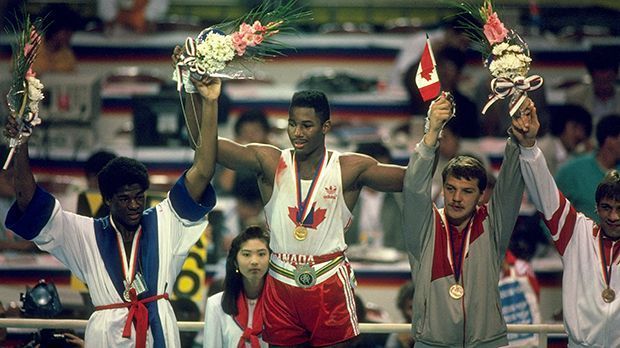 
                <strong>Lennox Lewis (1988)</strong><br>
                Lennox Lewis (1988): Schon 1984 stand er im Finale von Olympia, vier Jahre später siegte er in Seoul - für Kanada. Seine Mutter war mit ihm ausgewandert. Ein Jahr nach dem Olympiasieg kehrte er in seine eigentliche Heimat England zurück, um dort Profi zu werden.
              