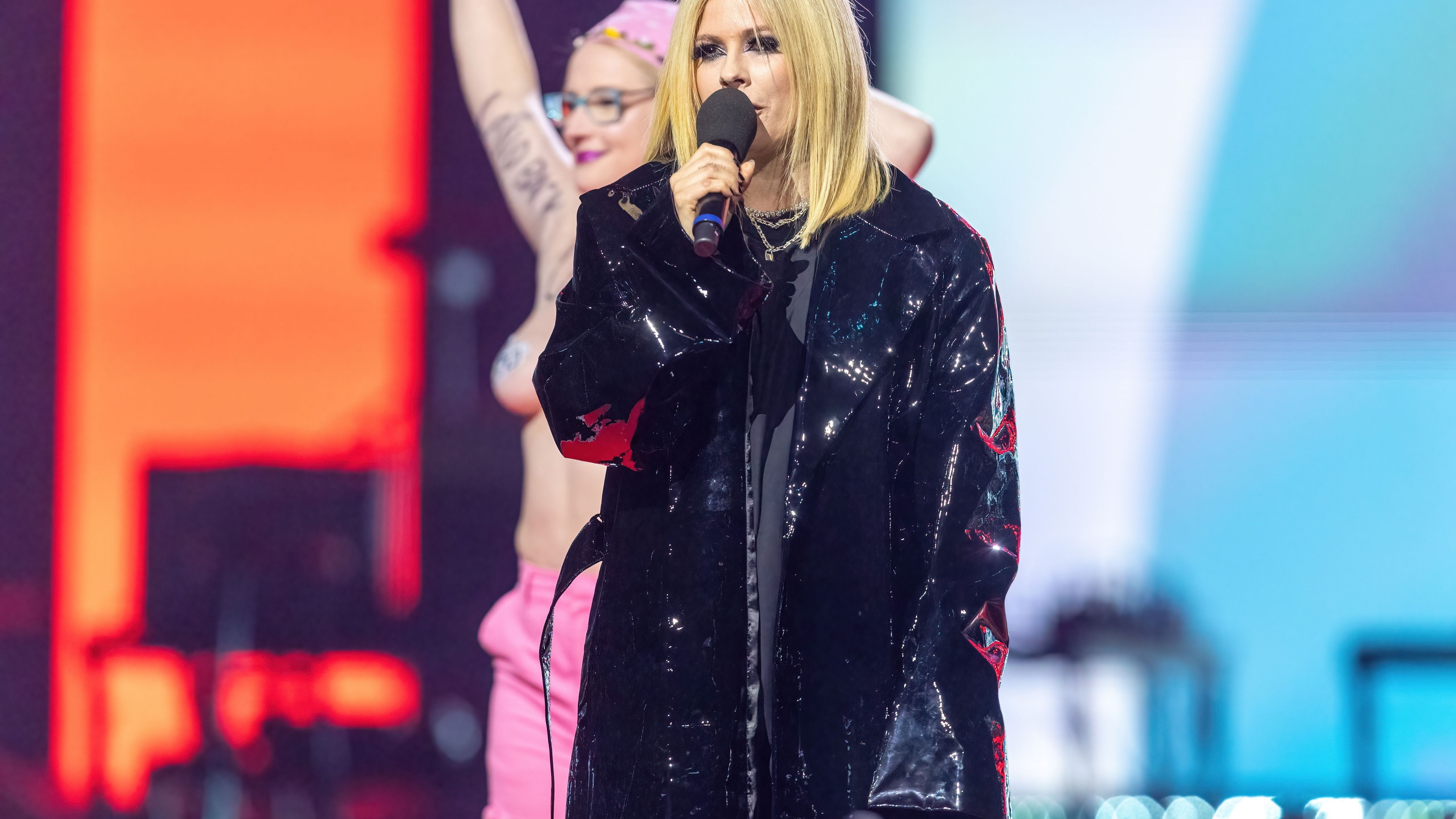 Avril wurde auf der Bühne plötzlich von einer halbbackten Klimaaktivistin überrascht: Ihre Reaktion macht die Fans sauer