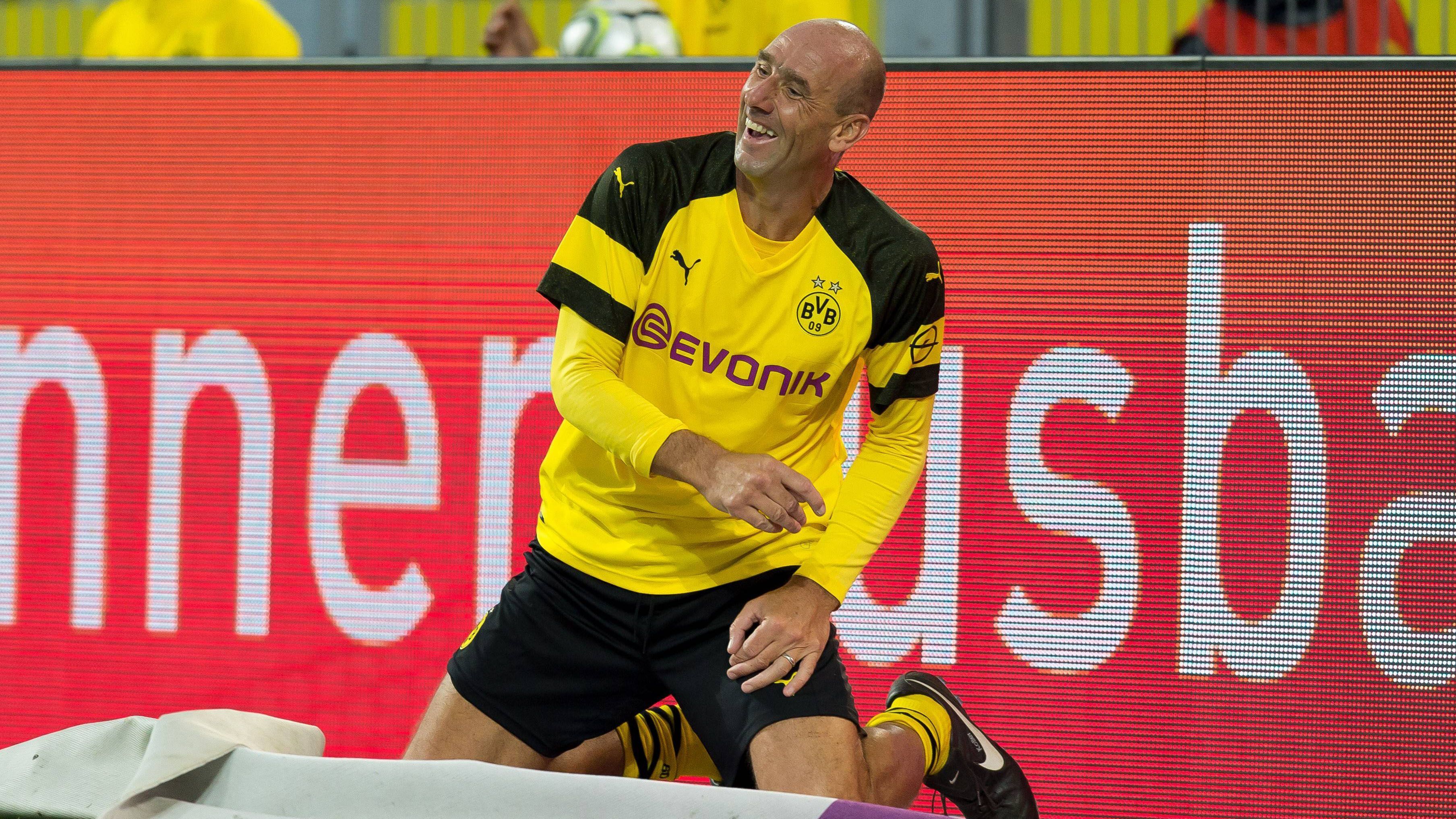 
                <strong>Jan Koller</strong><br>
                Mit 79 Toren in 184 Pflichtspielen ist Jan Koller zur BVB-Legende geworden und zählt zu den besten tschechischen Fußballspielern der Geschichte. Nun wird das Leben des mittlerweile 47-Jährigen verfilmt. Die Dreharbeiten haben laut dem früheren Angreifer bereits begonnen, der Titel der Dokumentation lautet: "Jan Koller – die Geschichte eines einfachen Jungen." Regie führt der Tscheche Petr Vetrovsky, die Premiere soll im Februar 2022 erfolgen. Doch Koller ist bei weitem nicht der einzige ehemalige Kicker, dessen Leben auf die Leinwand kommt. ran.de blickt auf die Dokumentationen der Fußballstars.
              