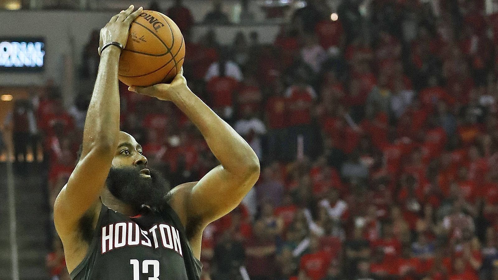 
                <strong>Platz 7: James Harden, Houston Rockets</strong><br>
                2017/18 Stats: 30,4 Punkte/ 5,4 Rebounds/ 8,8 Assists2018 hat es James Harden endlich geschafft! Nachdem er in den beiden Jahren zuvor die Auszeichnung knapp verpasste, war seine Zeit gekommen. In Mike D'Antonios Raketen-Offensive machte der 29-Jährige nochmal einen Schritt nach vorne und war der beste Scorer der Liga. Auch als Spielmacher konnte er an der Seite von Chris Paul glänzen und musste sich erst in den Conference-Finals den Warriors geschlagen geben. Doch die Rockets mussten in der Offseason den ein oder anderen schmerzhaften Abgang verkraften. Scharfschütze Ryan Anderson und Defensiv-Ass Trevor Ariza laufen jetzt für die Phoenix Suns auf. Dafür streift Carmelo Anthony das Trikot der Rockets über. Der einstige Superstar hat seine besten Tage bereits hinter sich und gilt als Ball Hog. Gut möglich, dass er Harden einige Würfe pro Spiel wegnimmt. Ohne Ariza wird sich "The Beard" auch mehr auf seine Defensiv-Aufgaben konzentrieren müssen. 
              