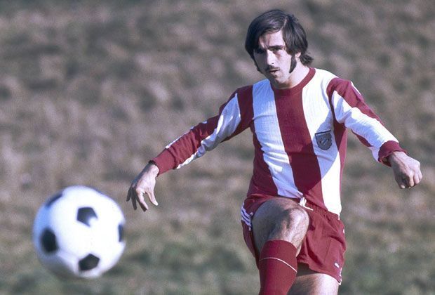 
                <strong>Gerd Müller (1970)</strong><br>
                Der Bomber der Nation wird 1970 seinem Ruf gerecht und ballerte sich sowohl in der Bundesliga als auch bei der Weltmeisterschaft an die Spitze der Torschützenliste. Dafür erhält der Stürmer anschließend den Goldenen Schuh und wird zu "Europas Fußballer des Jahres" gewählt.
              