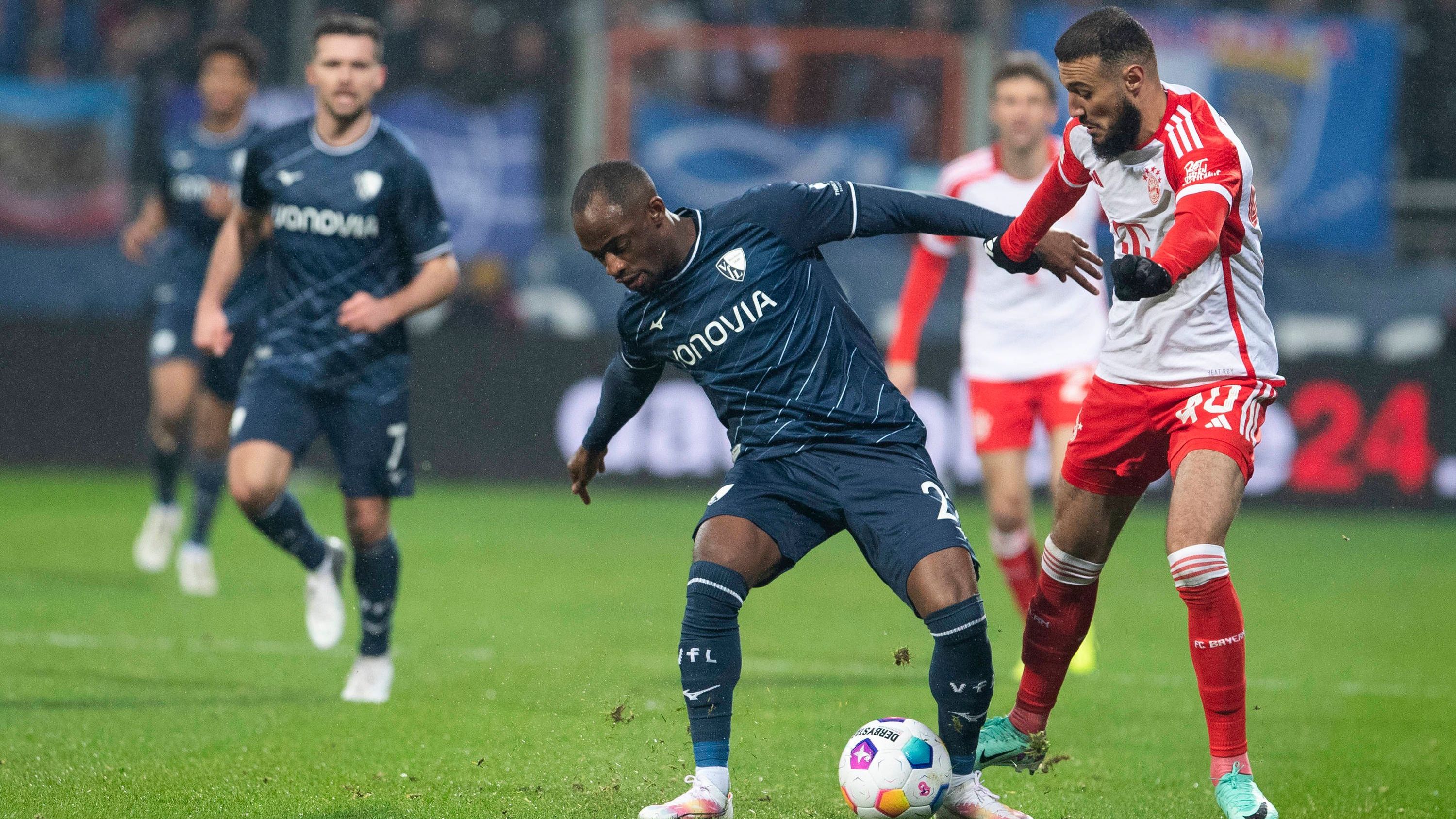 <strong>Noussair Mazraoui</strong><br>Muss während der Protest-Pause verletzungsbedingt vom Platz. <strong><em>ran</em>-Note: Ohne Bewertung</strong>