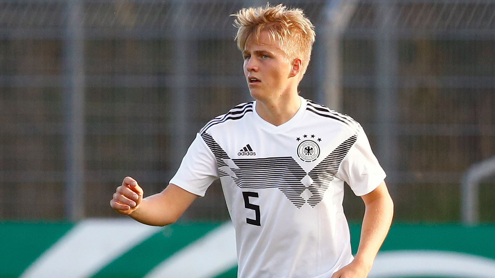 
                <strong>Felix Götze (FC Augsburg, U20-Nationalspieler)</strong><br>
                Für Weltmeister Mario Götze ist nach 63 Länderspielen derzeit kein Platz im A-Nationalteam, dafür startete sein jüngerer Bruder Felix im Herbst 2018 einigermaßen durch. Der 20 Jahre alte Defensivmann vom FC Augsburg spielte fünf Mal in der Bundesliga für die Fuggerstädter und debütierte zudem im Oktober in der U20-Nationalmannschaft. Der Vertrag des einstigen Bayern-Talents läuft noch bis 2022. 
              