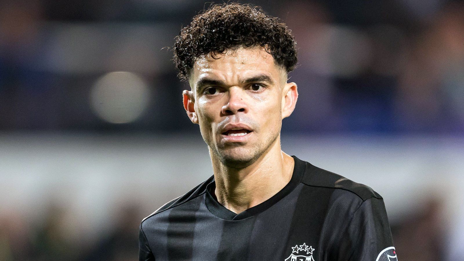 
                <strong>Pepe (Besiktas Istanbul)</strong><br>
                Eisenhart, schmutzig, bockstark - all diese Attribute treffen auf Pepe zu. Um diese Fähigkeiten des gebürtigen Brasilianers, der mittlerweile für Portugal spielt, zu bekommen, ließ Real Madrid 2007 angeblich 30 Millionen springen. Pepe wechselte 2004 von Maritimo Funchal zum FC Porto und begann dort seine beeindruckende internationale Karriere. Nach zehn Jahren und 334 Einsätzen für Real verließ der heute 35-Jährige die Madrilenen mit zahlreichen Titeln im Gepäck, unter anderem drei Champions-League-Erfolgen sowie drei Meisterschaften. Seit anderthalb Jahren hält der Europameister von 2016 für den türkischen Topklub Besiktas Istanbul die Knochen hin.
              