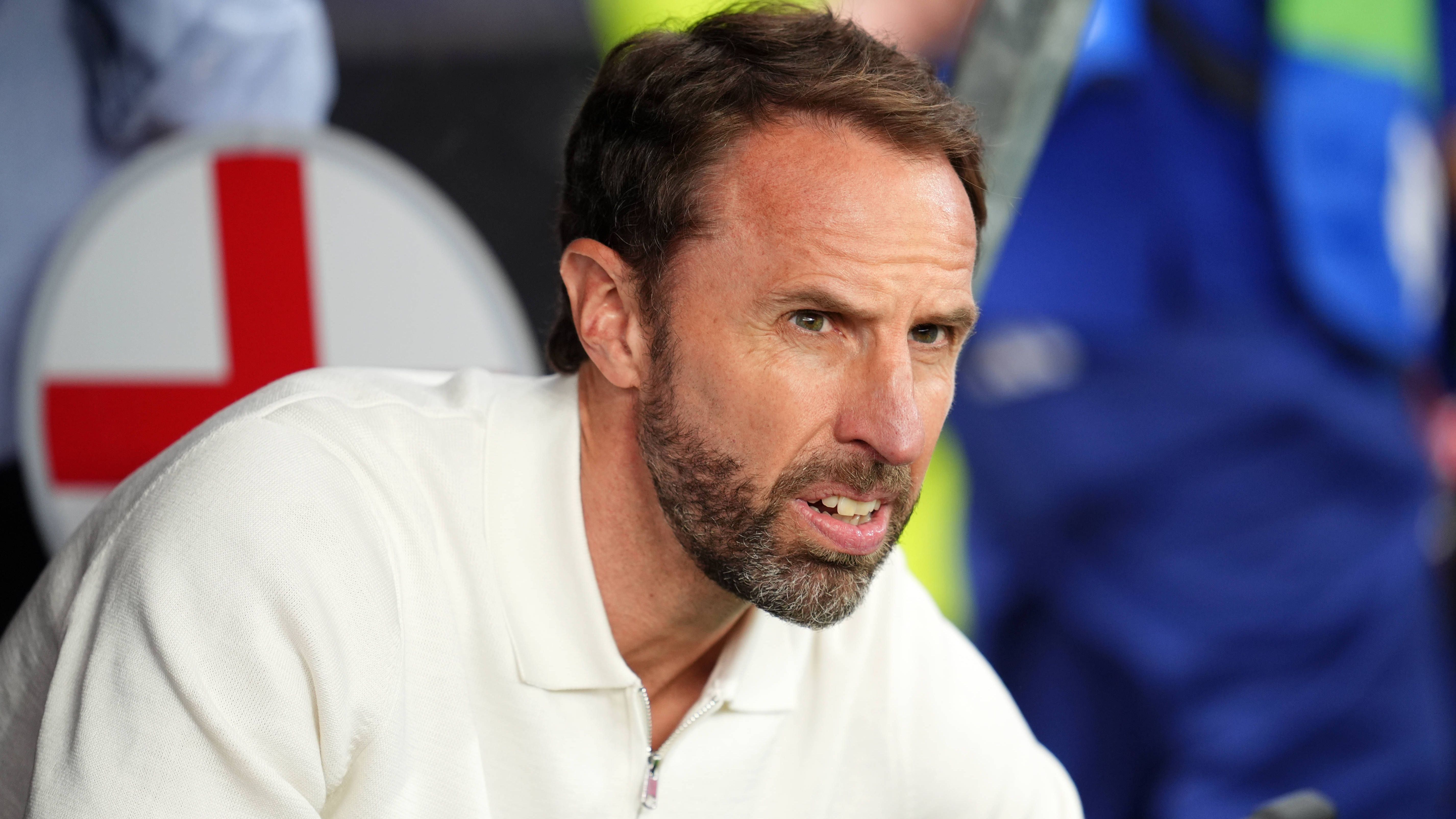 <strong>Gareth Southgate: Das Polohemd ist schuld!</strong><br>England spielt bei der EM bisher enttäuschend und niemand weiß so richtig, warum das so ist. Das englische Boulevard-Blatt "The Sun" sucht nun die Schuld bei der Garderobe von Nationaltrainer Gareth Southgate, der zuletzt auf ein Polohemd mit Reißverschluss setzte. Was offensichtlich kein Glück bringt...