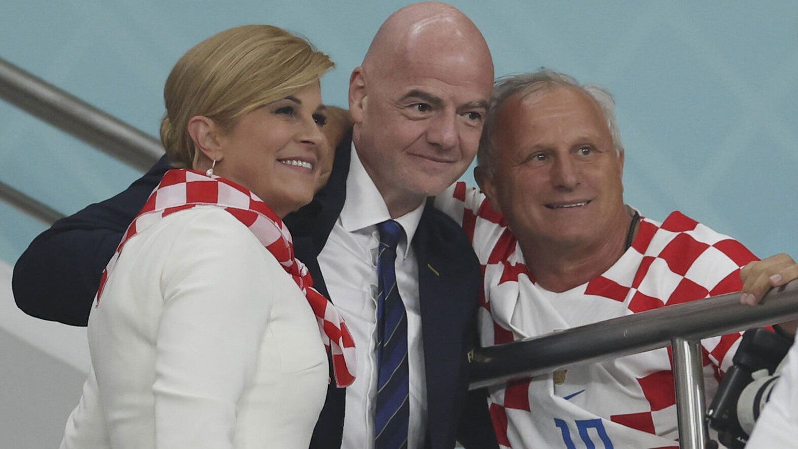 
                <strong>Infantino zeigt Flagge</strong><br>
                Auch FIFA-Boss Gianni Infantino (M.) lässt sich die Partie natürlich nicht entgehen. Dabei geht er auf Tuchfühlung mit der früheren kroatischen Präsidentin Kolinda Grabar-Kitarovic. Für wen in dem Moment auf dem Rasen wohl sein Herz schlägt?
              