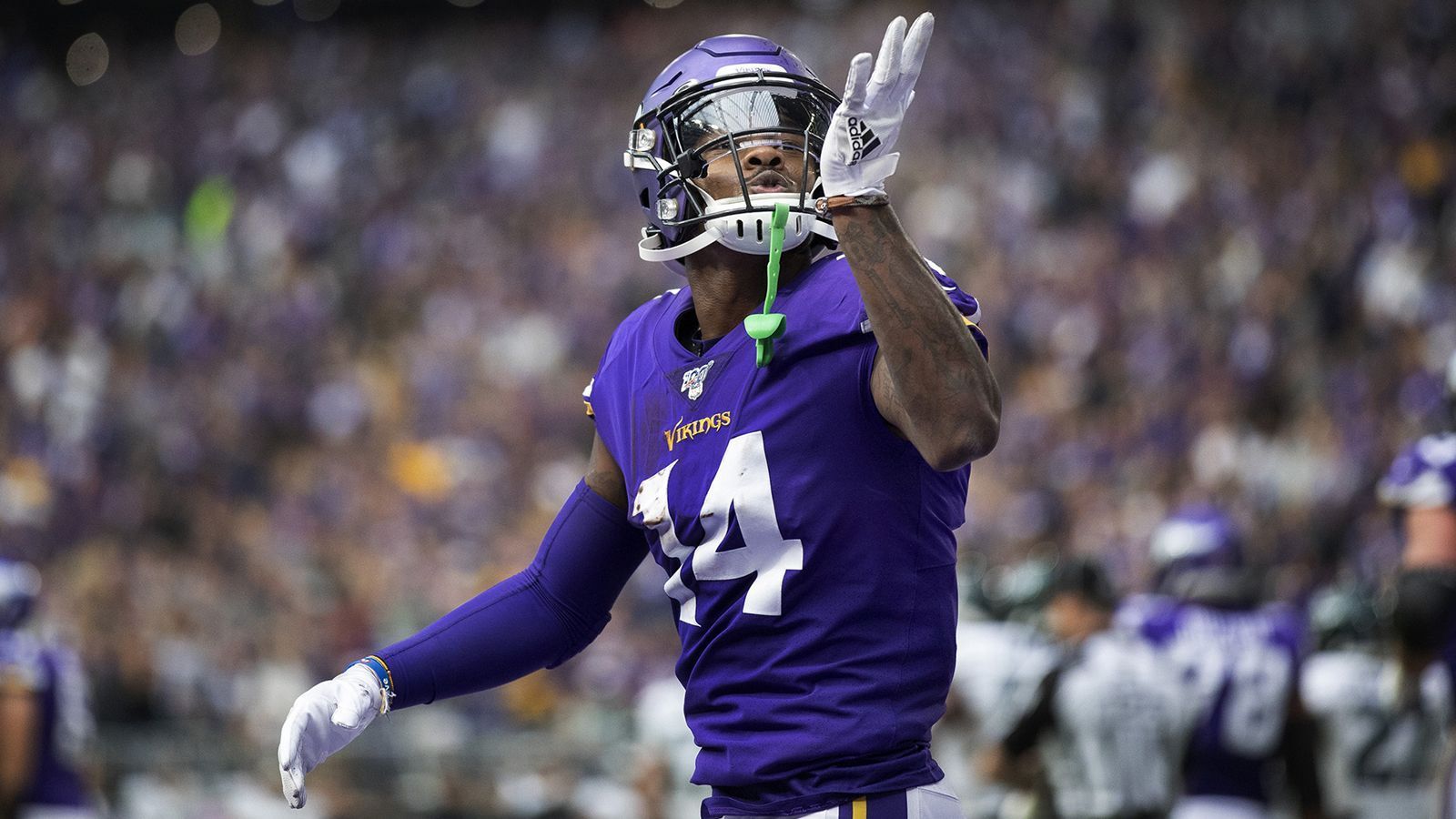 
                <strong>Wide Receiver: Stefon Diggs</strong><br>
                Was für ein Auftritt von Stefon Diggs! Im Spiel gegen die Philadelphia Eagles strafte der Receiver der Minnesota Vikings seine Kritiker Lügen und lieferte seine mit Abstand beste Vorstellung der Saison. Bereits zur Halbzeit hatte Diggs die Marke von 100 Passing Yards pulverisiert. Insgesamt legte der 25-Jährige 167 Yards und drei Touchdowns auf.Gesamtpunktzahl: 35
              