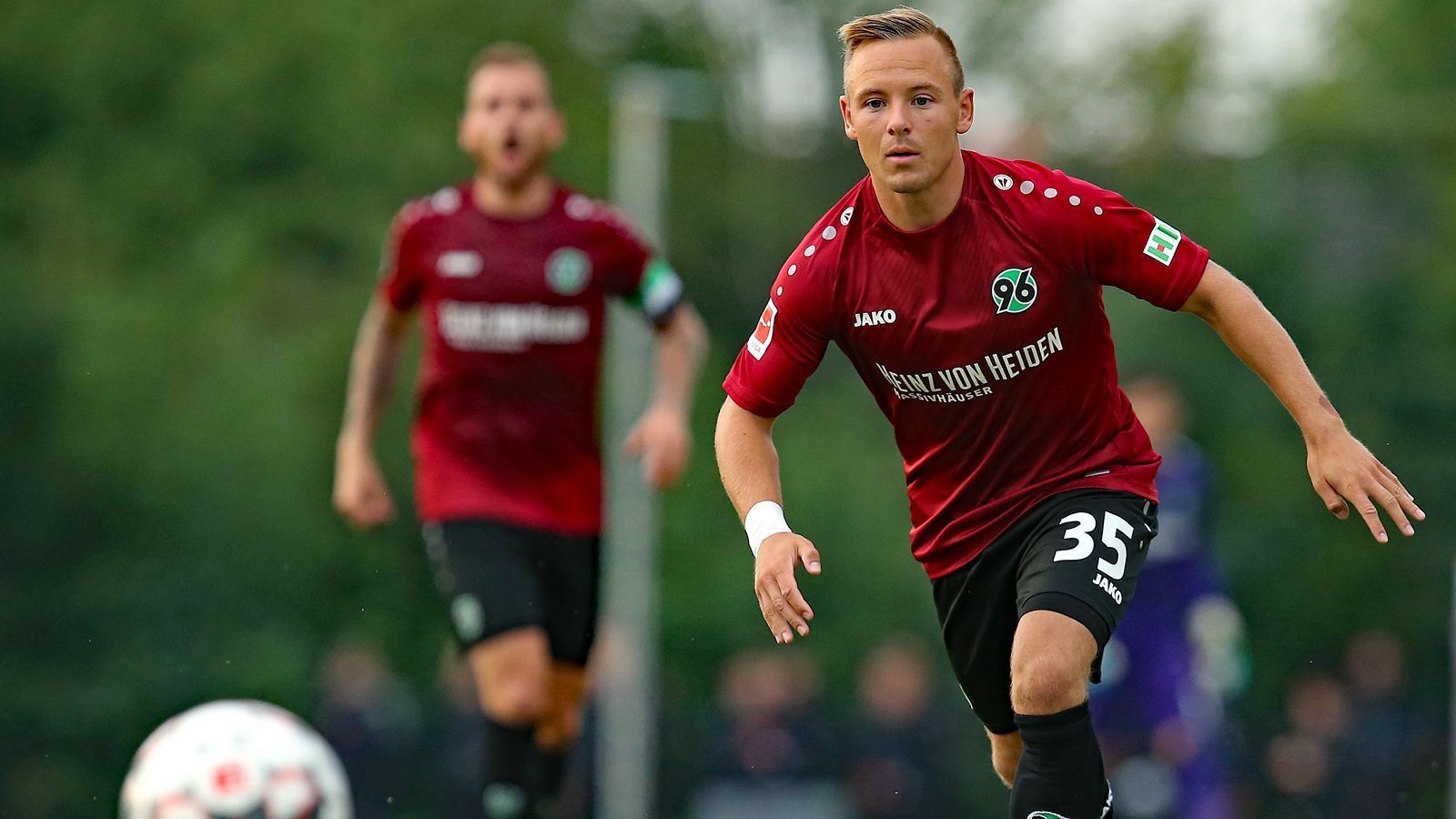 
                <strong>Uffe Bech</strong><br>
                Ganze 16 Minuten durfte der Däne Uffe Bech im Frühjahr 2019 für Hannover in der Bundesliga ran, nachdem zuvor seine Leihe zu Bröndby Kopenhagen endete. Nach vier Jahren und nur 21 Pflichtspiel-Einsätzen läuft Bechs Vertrag aus, eine Trennung scheint sehr wahrscheinlich.
              