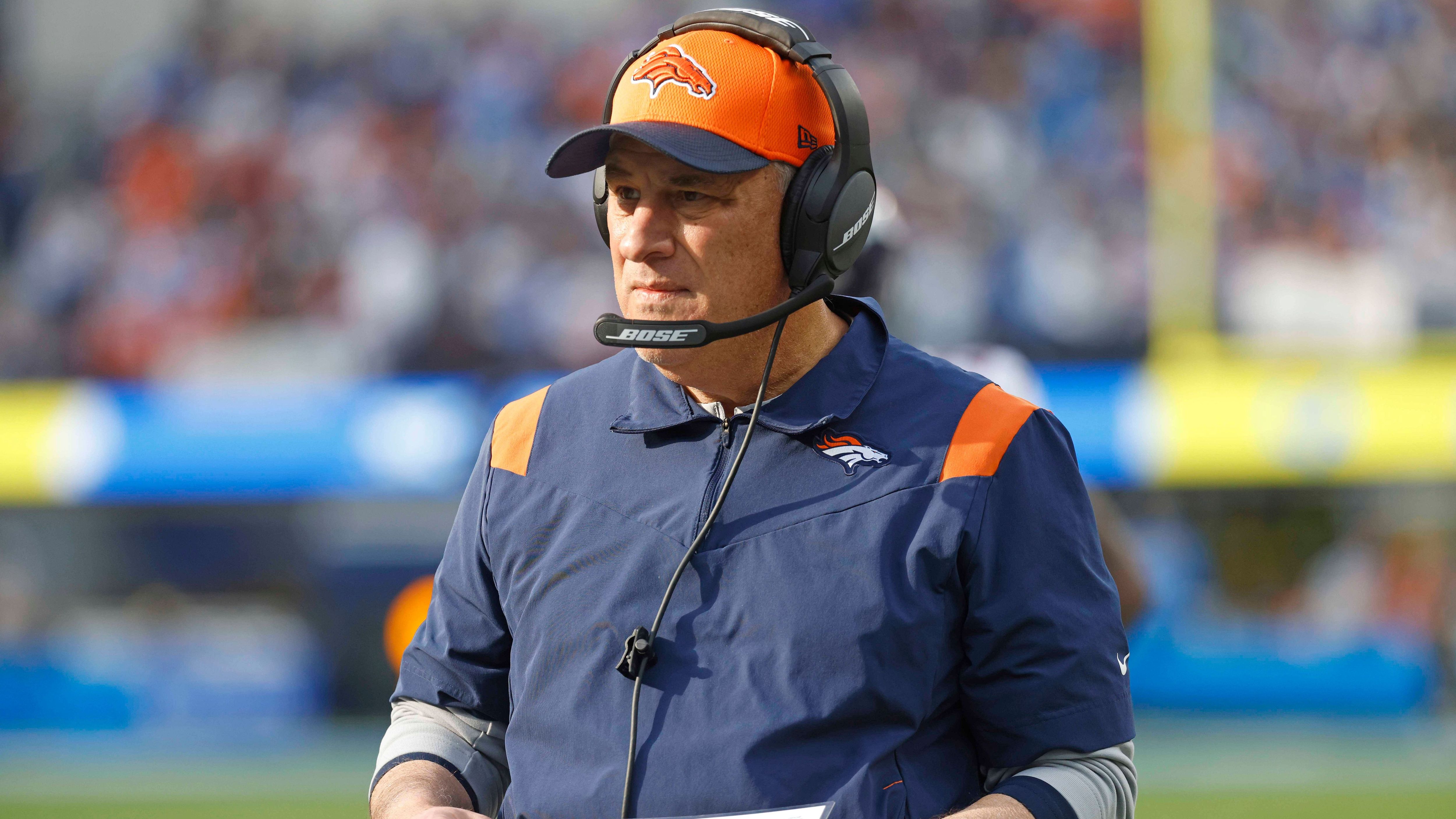 
                <strong>Denver Broncos</strong><br>
                Bereits vor dem Black Monday erklärten die Broncos das Experiment mit Head Coach Vic Fangio nach drei Jahren für beendet. Der langjährige Defensive Coordinator verpasste in allen Spielzeiten die Playoffs. Auf der Jagd nach der nächsten Playoff-Teilnahme seit dem Gewinn von Super Bowl 50 in der Saison 2015 soll in Zukunft ein echter "Anführer" übernehmen. "ESPN" berichtet, dass die Franchise neben Interviewanfragen für Moore, Bieniemy, Quinn und O'Connell auch an Patriots-Linebacker-Coach Jerod Mayo und Packers-Offensive-Coordinator Nathaniel Hackett herangetreten sein soll.
              