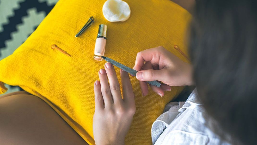 Auf die richtige Pflege kommt es an! Welche Nagellack-Töne deinem Hauttyp schmeicheln und wie du die perfekten Nude-Look Nägel lackierst, verraten wir dir im Beauty-Artikel. 