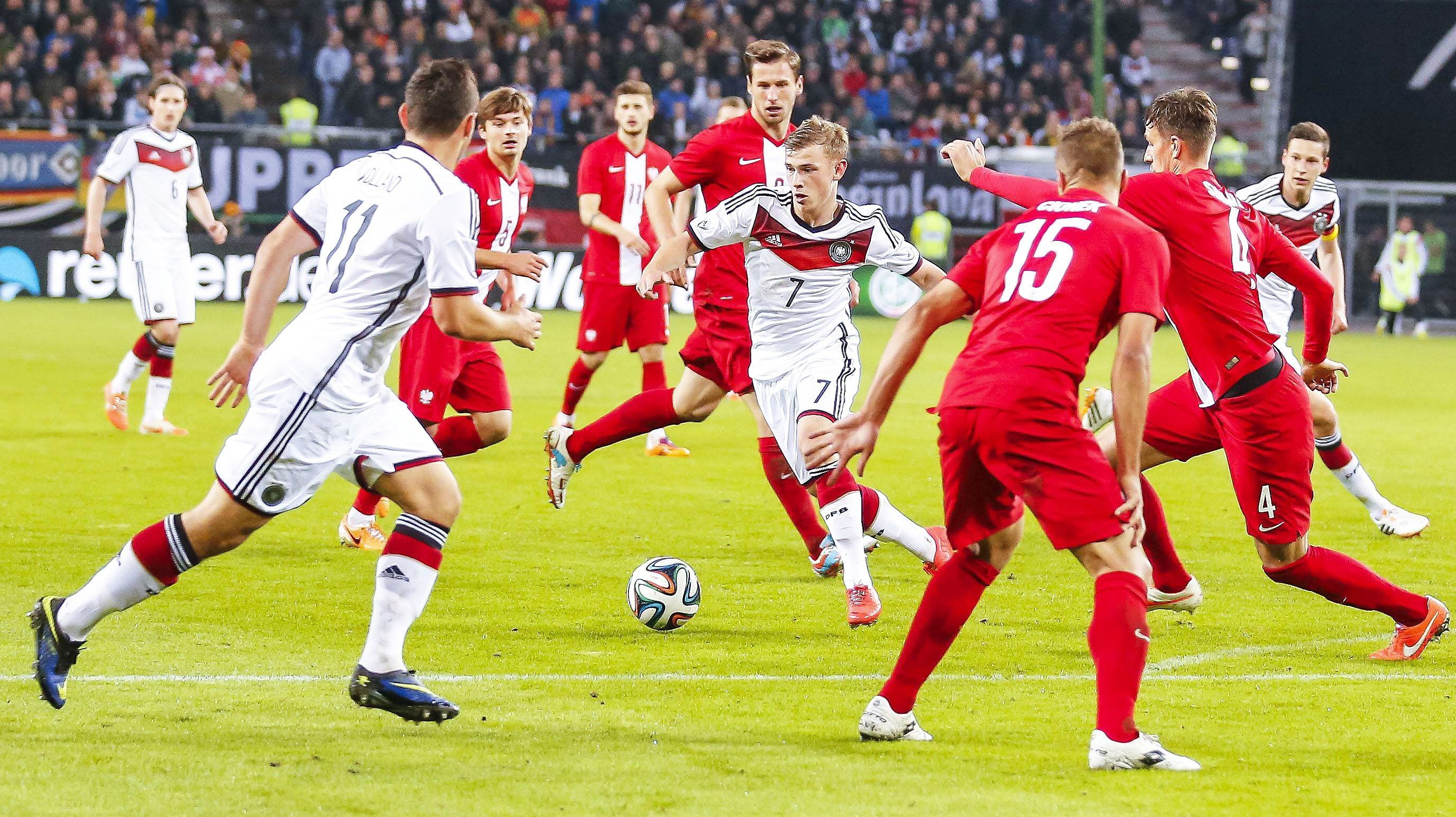 
                <strong>6. Platz: Max Meyer (18 Jahre, 237 Tage)</strong><br>
                Am 13. Mai 2014 beim 0:0 gegen Polen debütierte der damalige Schalker und jetzige Kölner Max Meyer im Alter von 18 Jahren und 237 Tagen im DFB-Team. Vier Länderspiele hat er gemacht. Ob noch welche dazukommen?
              