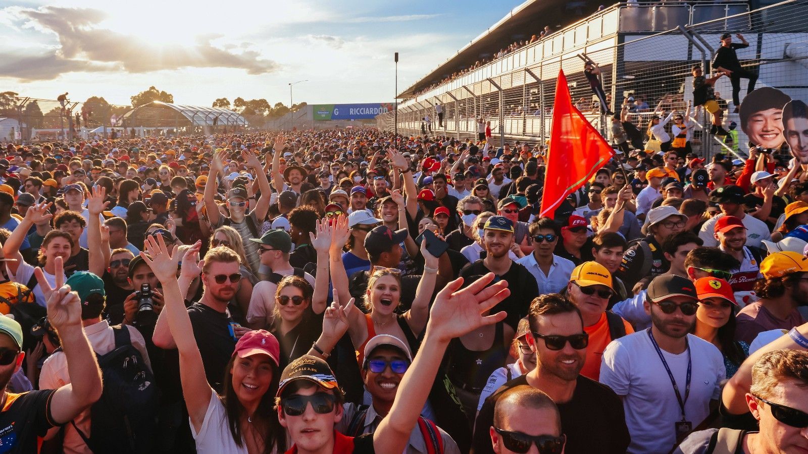 
                <strong>Gewinner: Australische Fans</strong><br>
                Zwei Jahre lang fand aufgrund der Coronapandemie in Australien kein Formel-1-Rennen statt. Nun ist die Königsklasse zurück - und wie! Hunderttausende Fans zog es in den Albert Park, vor allem die Unterstützung für Lokalmatador Daniel Ricciardo, der ordentlich Punkte mitnahm, war groß. Nach dem Ende des Rennens stürmten die Fans die Start-Ziel-Gerade und feierten die Fahrer, zudem waren wieder Autogramme und Fotos gemeinsam mit den Piloten möglich. Ein Freudenfest für alle Freunde des Motorsports.
              