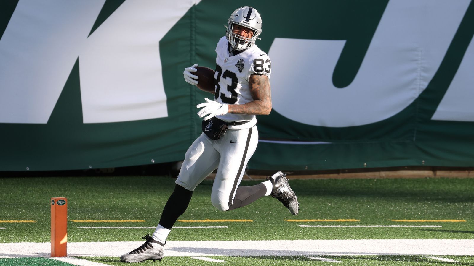 
                <strong>Gewinner: Darren Waller</strong><br>
                Der Tight End der Las Vegas Raiders war am Wochenende nicht aufzuhalten. Aus 13 Catches machte er 200 Yards und zwei Touchdowns. Damit ist er nach Rich Caster, Shannon Sharpe und George Kittle erst der vierte Tight End, dem diese hohe Anzahl an Yards gelang.
              