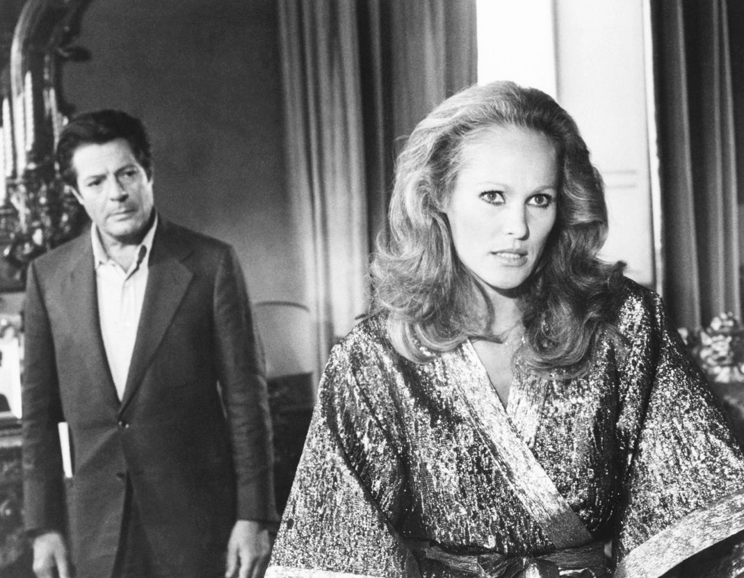 Marcello Mastroianni und Ursula Andress 1977 in dem italienischen Film "Doppio Delitto". 