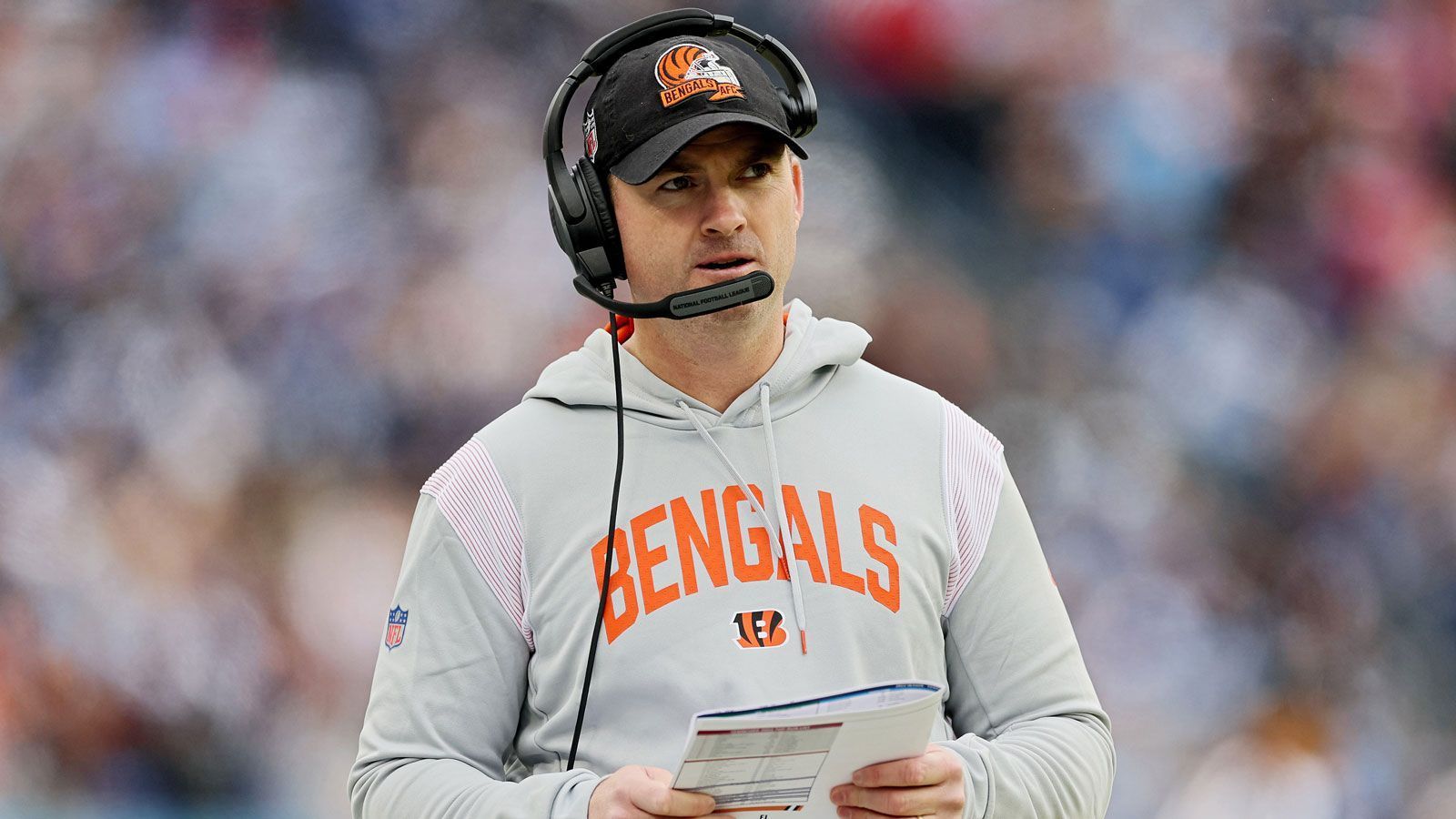 <strong>7. Platz (geteilt): Zac Taylor</strong><br>
                • Team: Cincinnati Bengals<br>• Im Amt seit: 2019<br>• Regular-Season-Bilanz: 37-44-1<br>• Vorherige Stationen: Dolphins-OC (2015, interimsweise für fünf Spiele), Rams-QB-Coach (2018)