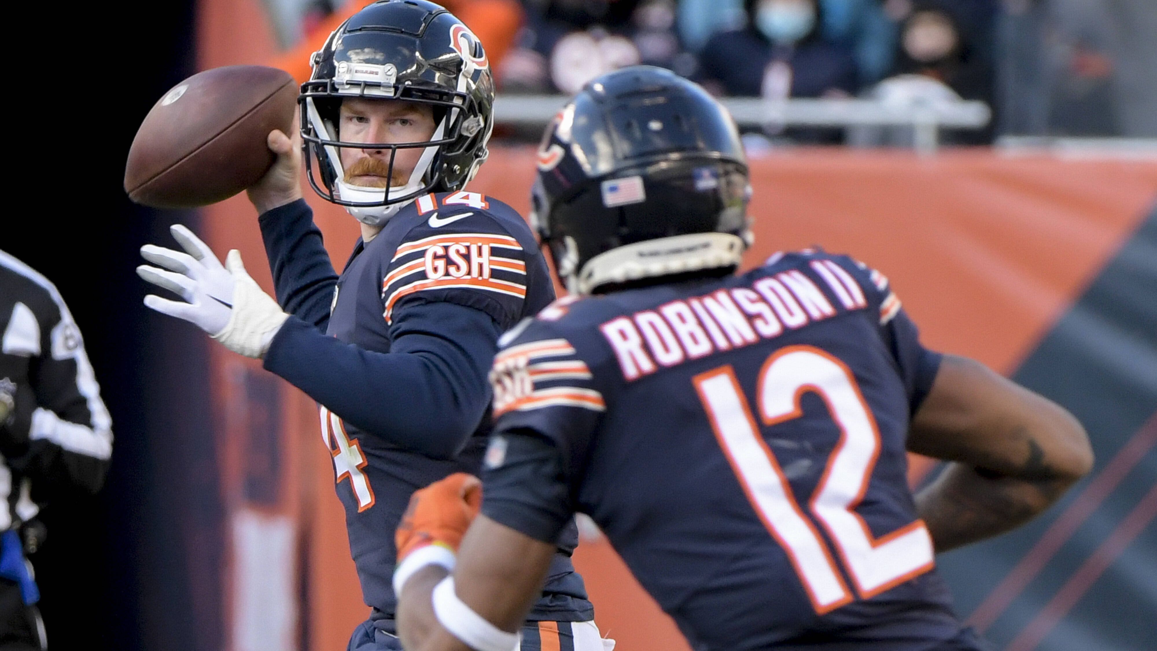 
                <strong>Andy Dalton (Free Agent)</strong><br>
                Dalton bringt die Erfahrung von elf Jahren in der NFL mit und könnte einem Team, das sich im Rebuild befindet, so die nötige Stabilität in der Übergangsphase bringen. Nach neun Jahren bei den Cincinnati Bengals heuerte er zuletzt bei den Dallas Cowboys und den Chicago Bears an. Seinen Starter-Posten verlor er im Laufe der letzten Saison an Justin Fields. Gut möglich dass "Red Rifle" noch einmal eine neue Herausforderung bei einer anderen Franchise bekommt. 
              