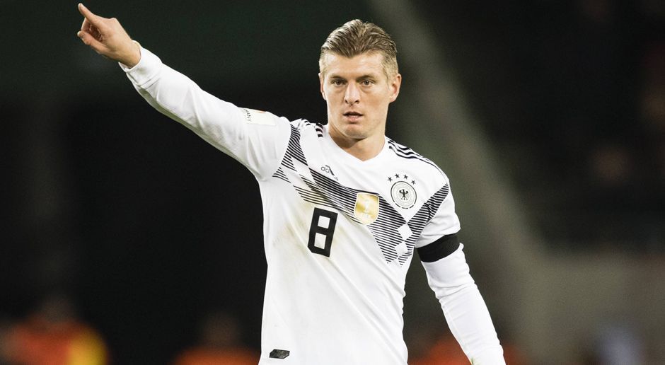 
                <strong>Toni Kroos</strong><br>
                Hat wie immer viele Ballkontakte, versucht, die Strippen zu ziehen und das Spiel zu lenken. Es gelingt ihm vor allem in der ersten Halbzeit seltener als sonst. Wie die gesamte Offensive in Halbzeit zwei deutlich verbessert, mit deutlich mehr Ideen. Und einem wunderschönen Freistoß an die Latte. ran-Note: 3
              