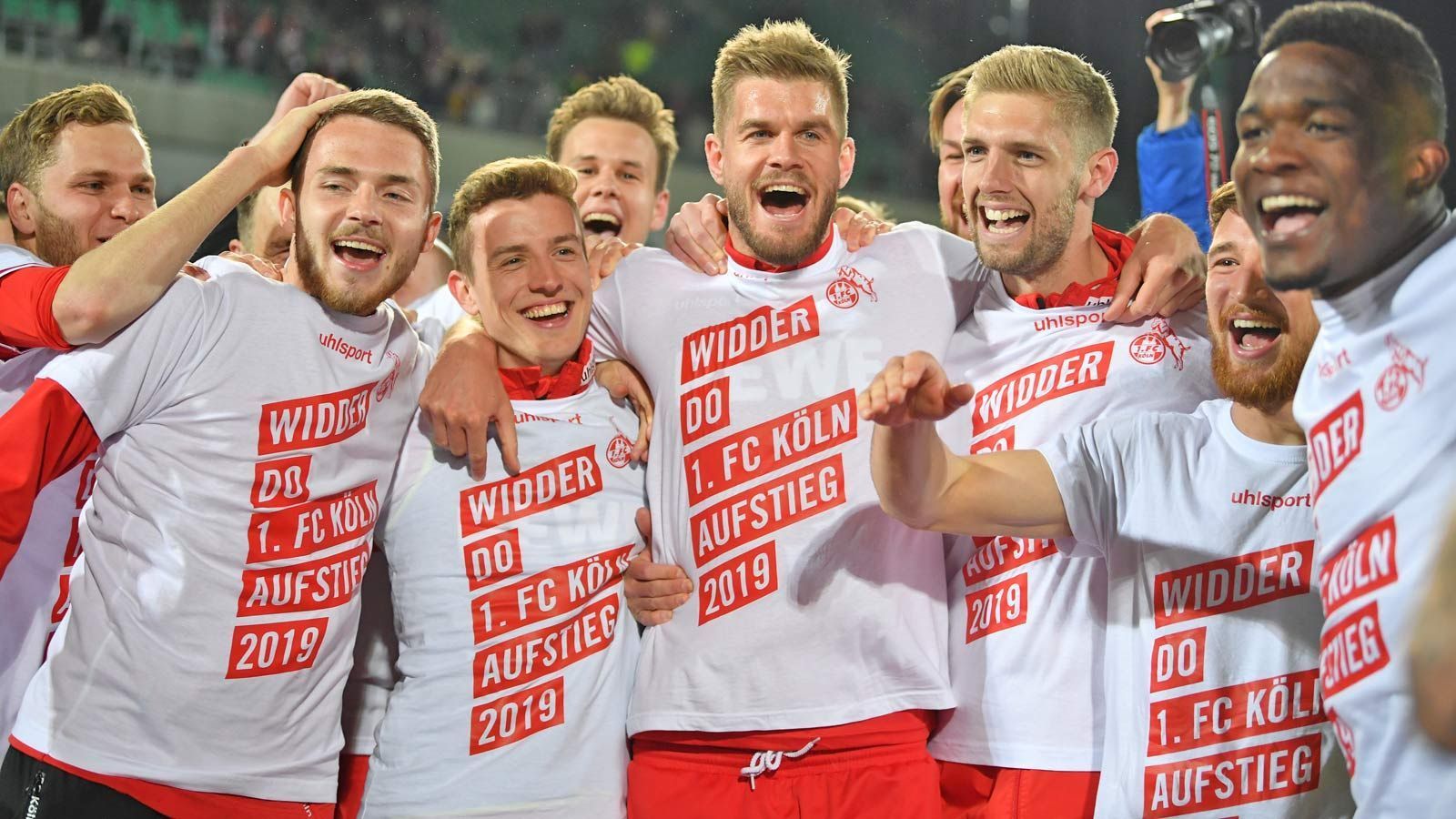 
                <strong>Deutschland: 1. FC Köln</strong><br>
                In Deutschland steht der erste Aufsteiger fest! Der 1. FC Köln macht durch einen 4:0-Sieg bei Greuther Fürth bereits zwei Spieltage vor Saisonende den Aufstieg in die erste Bundesliga perfekt. Damit kehren die Domstädter nach nur einer einzigen Saison im Liga-Unterhaus schon zurück auf die oberste Bühne des deutschen Fußballs.
              