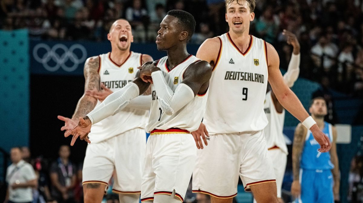 Olympische Spiele Paris 2024 Basketball Paris 06.08.2024 Viertelfinale Männer Herren Deutschland (GER) - Griechenland Dennis Schröder Schroeder (Deutschland, No.17) Schröder Schroder Daniel Theis (...