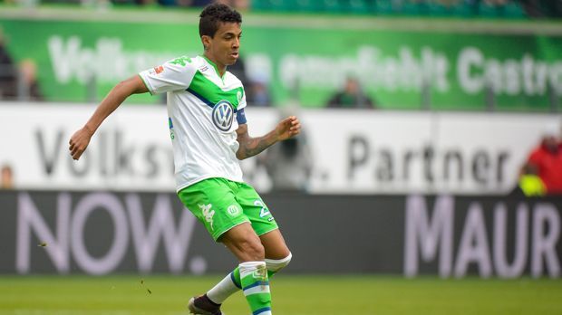 
                <strong>Luiz Gustavo (VfL Wolfsburg)</strong><br>
                Luiz Gustavo (VfL Wolfsburg): Mit dem Brasilianer kommt auch ein ehemaliger Wolfsburger Mitspieler De Bruynes in dessen fiktivem Wunschteam zum Zug. Das Duo spielte bis vor der Saison 2015/2016 zusammen bei den Niedersachsen.
              