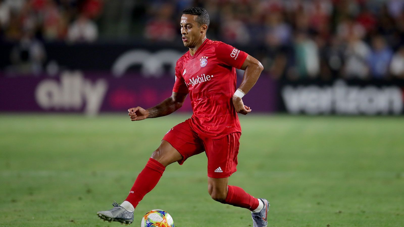 
                <strong>Thiago Alcantara</strong><br>
                "Thiago ist auf und neben dem Platz ein absoluter Führungsspieler", begründet Kovac die Berufung des Mittelfeldstrategen in den Mannschaftsrat. Der Spanier ist einer der wenigen, dessen Stammplatz auch in den vergangenen Jahren nie zur Diskussion stand.
              