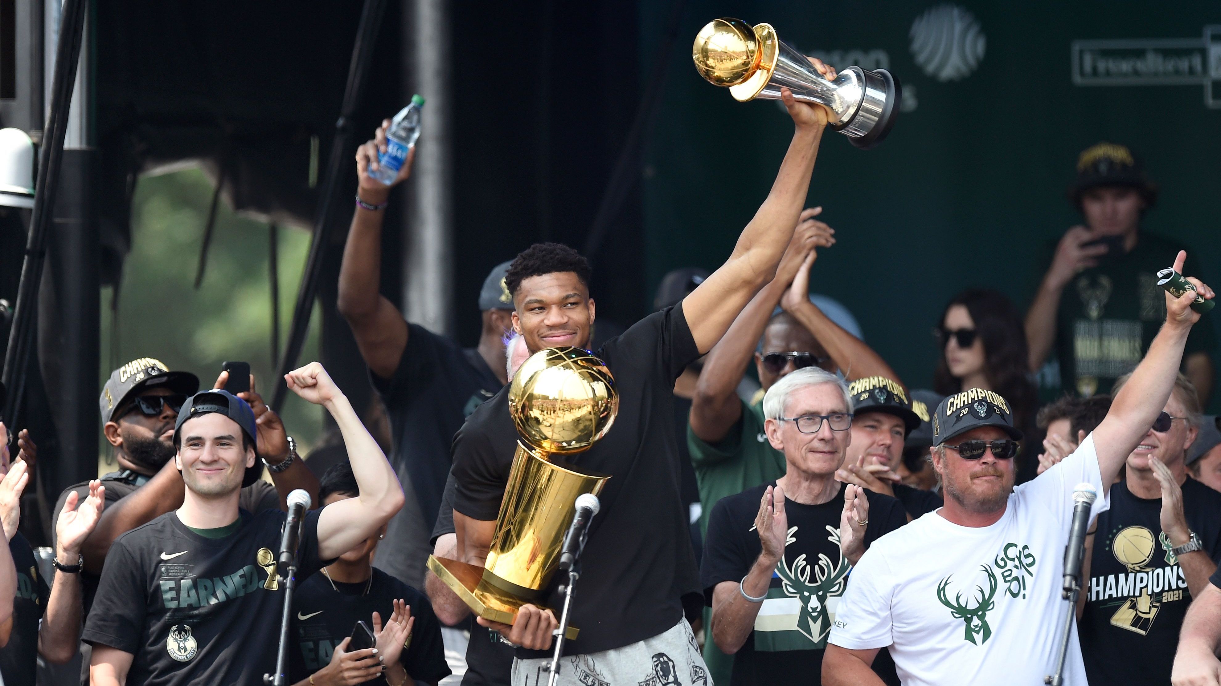 <strong>Giannis Antetokounmpo (Milwaukee Bucks) - Finals MVP 2021</strong><br>Serie: Milwaukee Bucks vs. Phoenix Suns (4-2)<br>Finals-Stats: 35,2 Punkte, 13,2 Rebounds, 5,0 Assists, 1,2 Steals und 1,8 Blocks in 39,8 Minuten<br>Playoff-Stats: 30,2 Punkte, 12,8 Rebounds, 5,1 Assists, 1,0 Steals und 1,2 Blocks in 38,1 Minuten