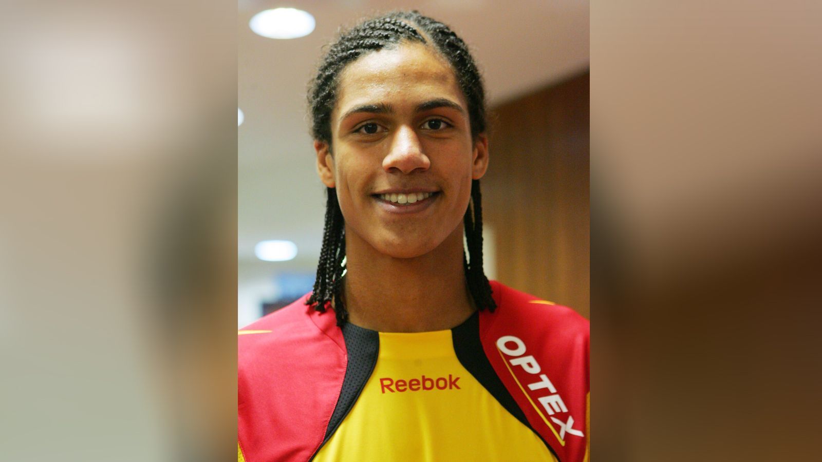 
                <strong>Raphael Varane - 2010</strong><br>
                Hahahaha, wie geil! Welcher Friseur auch immer Varane dazu geraten hat, seine Haare abzuschneiden, gehört bestraft!
              