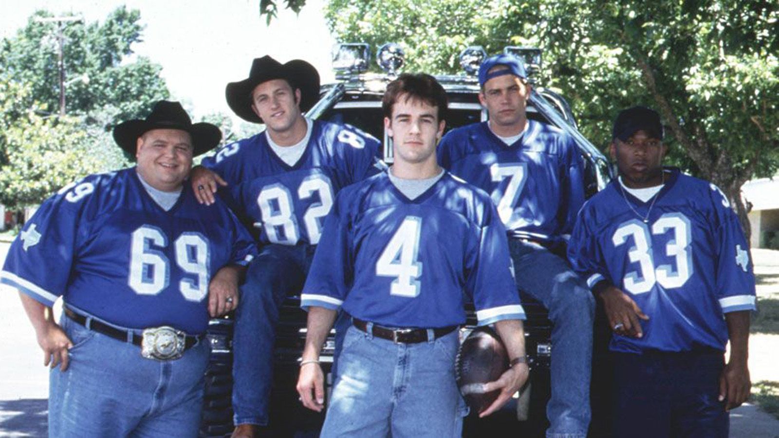 <strong>Varsity Blues (1999)</strong><br>In einem kleinen texanischen Örtchen dreht sich alles um Football. Als sich der Quarterback des örtlichen Teams verletzt, muss Ersatzmann Jonathan Moxon ran. Dieser durchlebt einige Krisen, findet aber die richtigen Antworten. In "Varsity Blues" geht es darum, Verantwortung zu übernehmen. Auf dem Football-Feld und im Leben.
