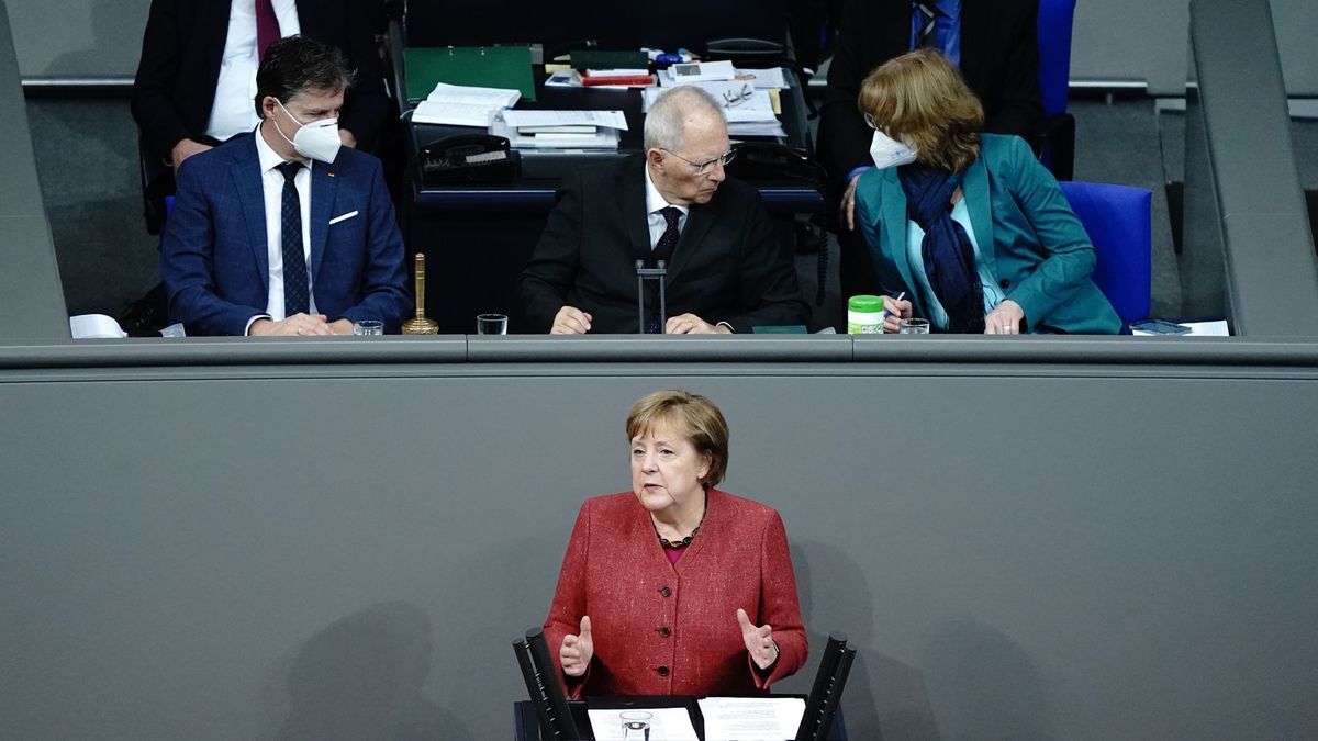 Die damalige Kanzlerin Merkel spricht 2020 im Bundestag.