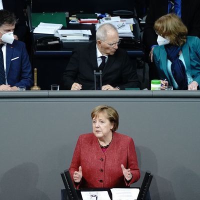 Die damalige Kanzlerin Merkel spricht 2020 im Bundestag.