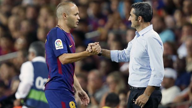 
                <strong>Der letzte Trainer in Barcelona</strong><br>
                In seinen Profi-Jahren beim FC Barcelona spielte Iniesta unter insgesamt zehn verschiedenen Trainern. Seinen sportlichen Ausstand gibt der 33 Jahre alte Barca-Kapitän am Ende der laufenden Spielzeit unter Ernesto Valverde (re.). Der frühere Barca-Profi Valverde kam vor der aktuellen Saison von Athletic Bilbao zu den Katalanen.
              