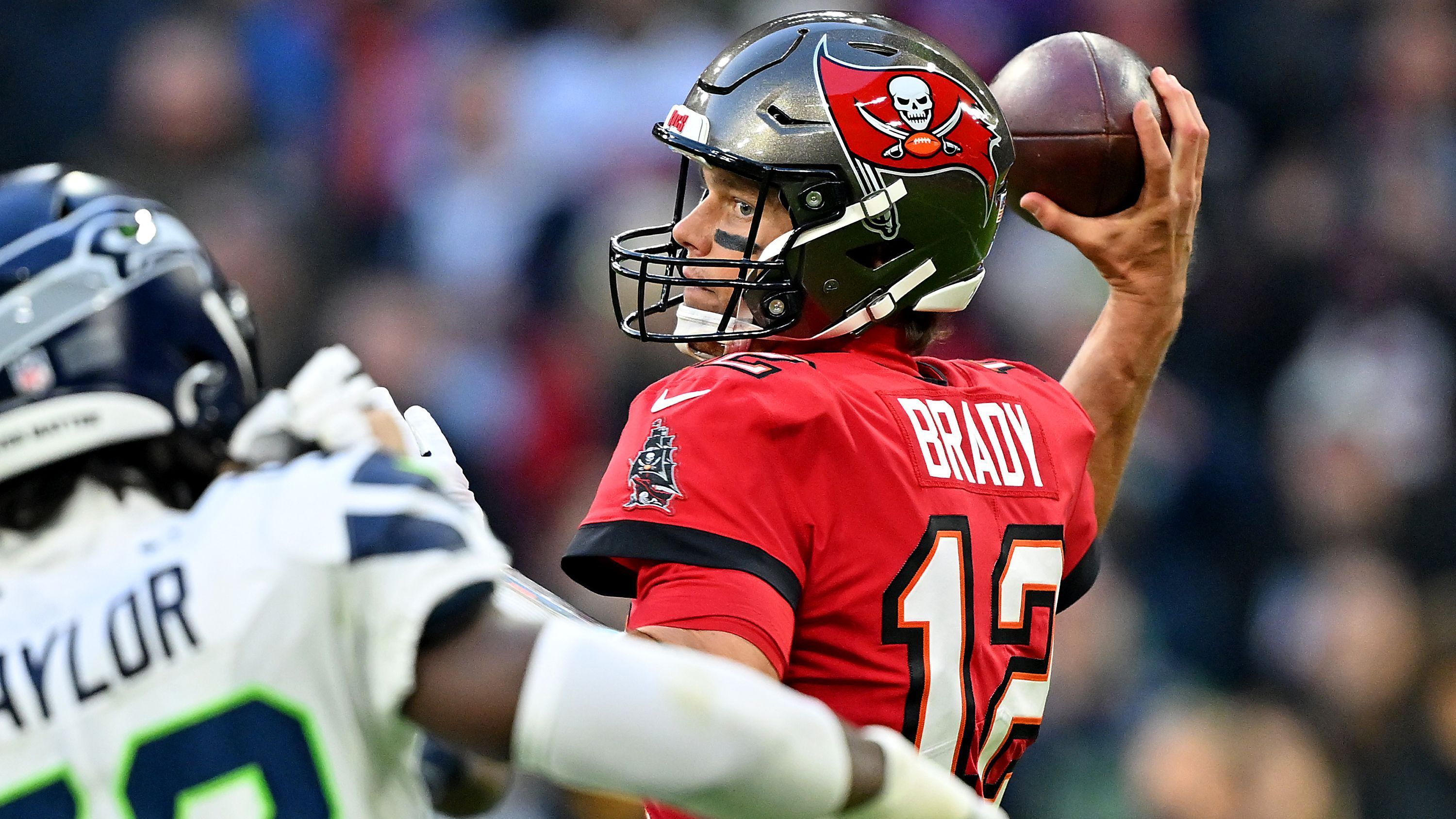 
                <strong>Tom Brady rockt die Allianz Arena: Spielfilm des G.O.A.T. beim Munich Game</strong><br>
                Doch wenig später schlugen die Bucs erneut zu. Innerhalb der 5-Yard-Line bekam Brady in der Pocket zu viel Zeit und fand dann auf der linken Seite Receiver Chris Godwin. Die vermeintliche Vorentscheidung zum 21:3.
              