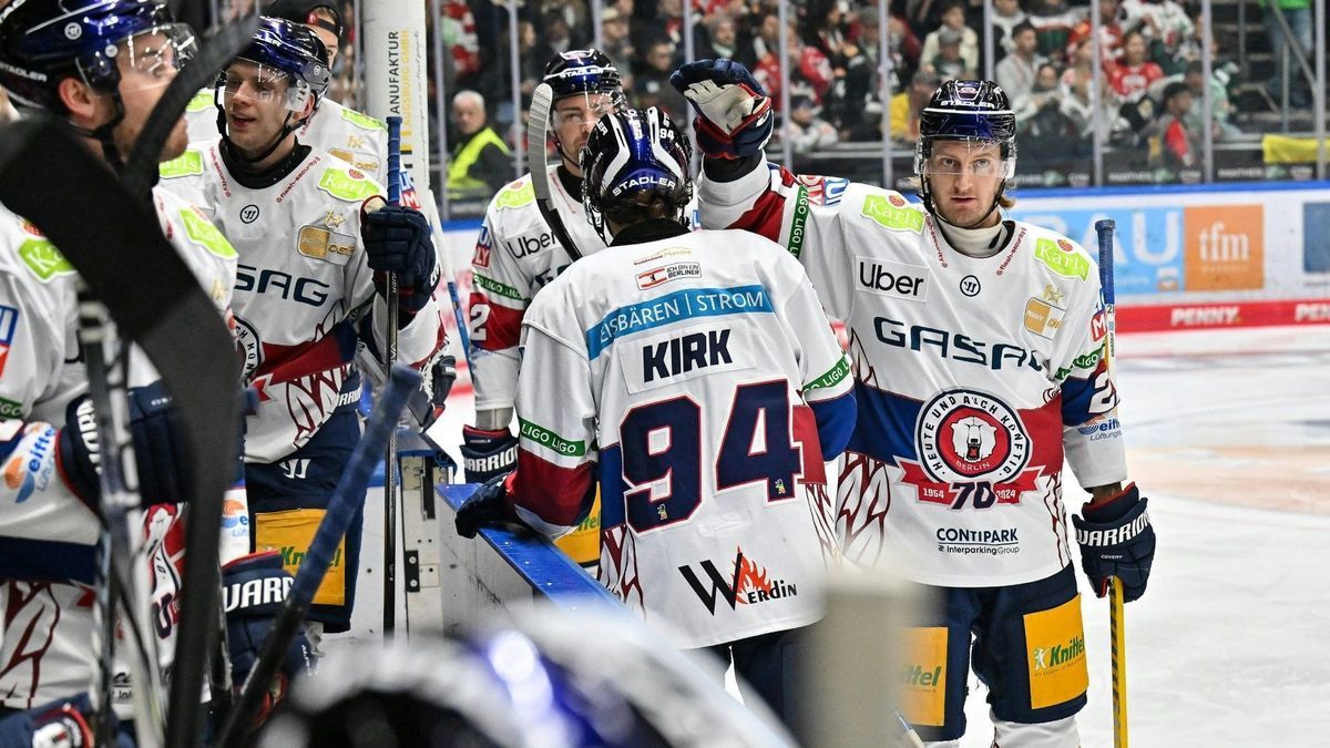 Die Eisbären bejubeln ihren Sieg in Augsburg