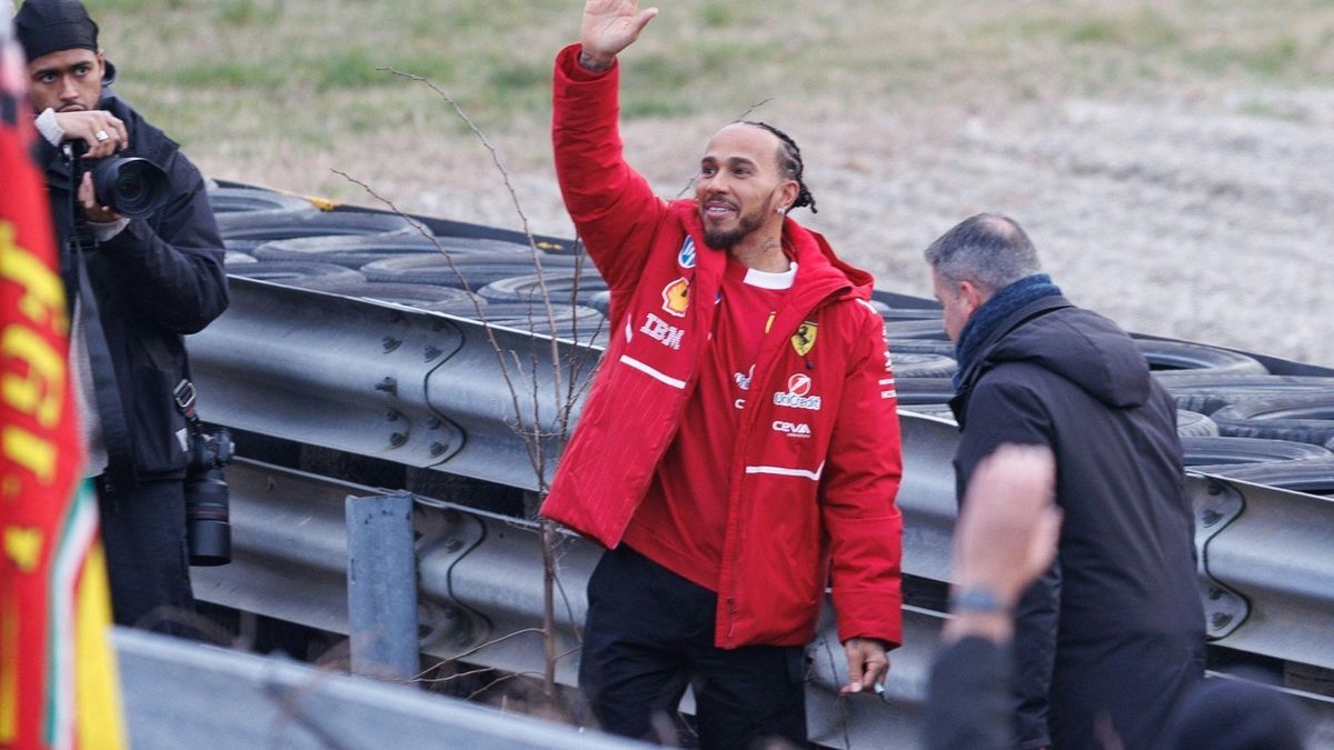 Fühlt sich wohl in Rot: Lewis Hamilton