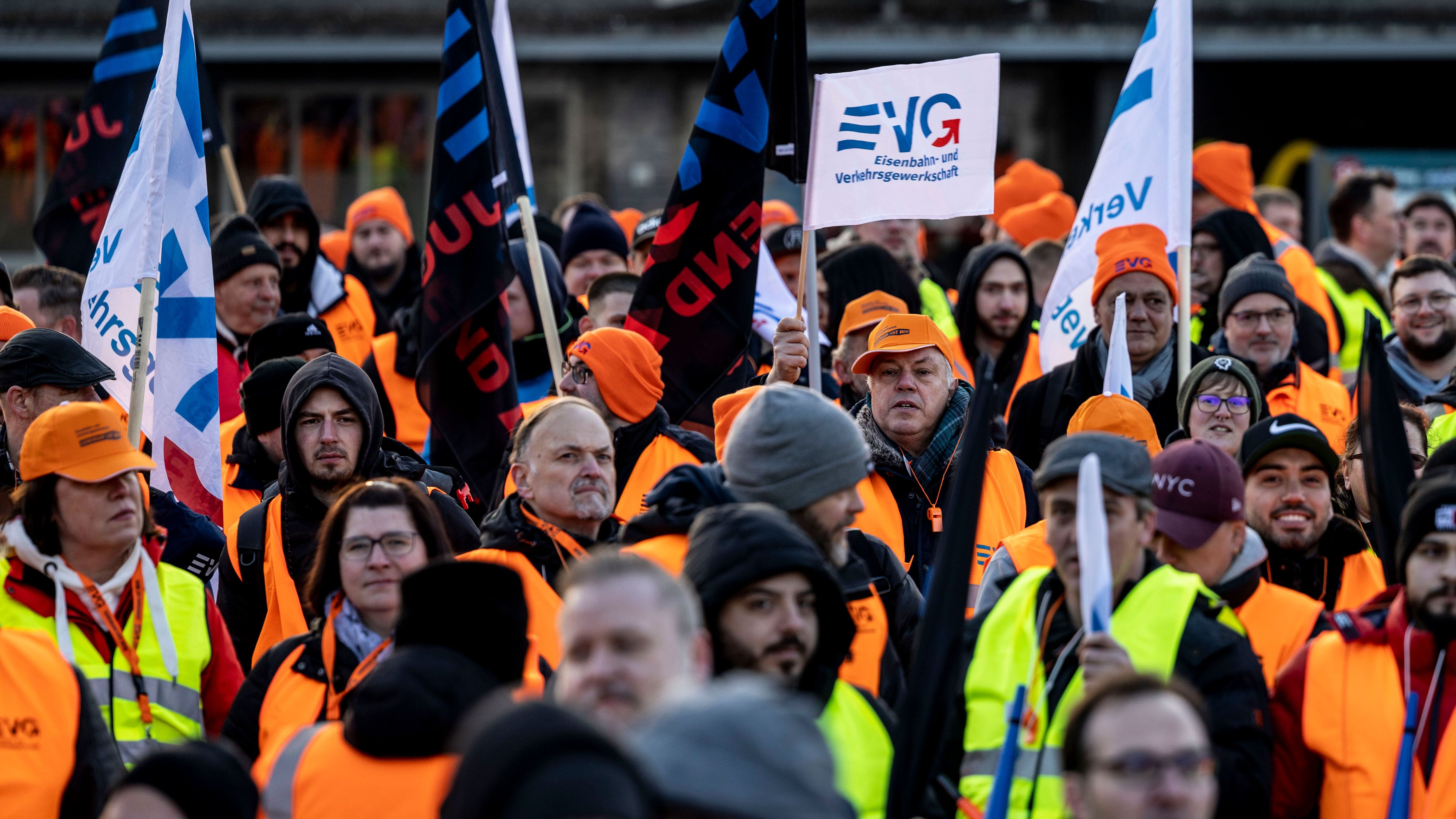 Duisburg: Angehörige der Gewerkschaft EVG Eisenbahn- und Verkehrsgewerkschaft stehen bei einer Kundgebung vor dem Hauptbahnhof in Duisburg. 