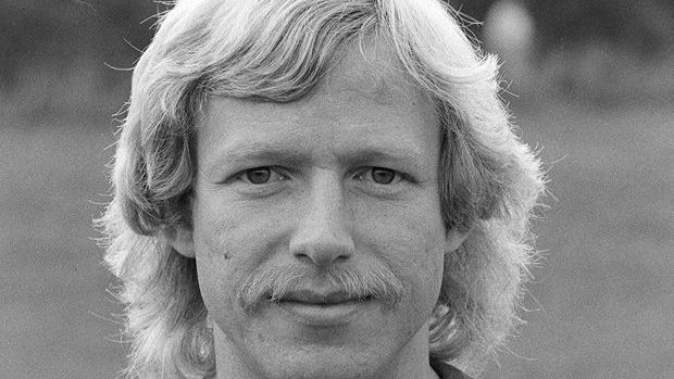 <strong>Karl Del'Haye</strong><br>
                Als großer Star wechselt Karl "Kalle" Del'Haye 1980 von Gladbach nach München. Die Bayern legen die damalige Rekordablösesumme von 1,3 Millionen Mark für den Stürmer hin. Del'Haye kommt zwar auf 74 Einsätze in fünf Jahren, sein Stammplatz ist aber meist die Bank.
