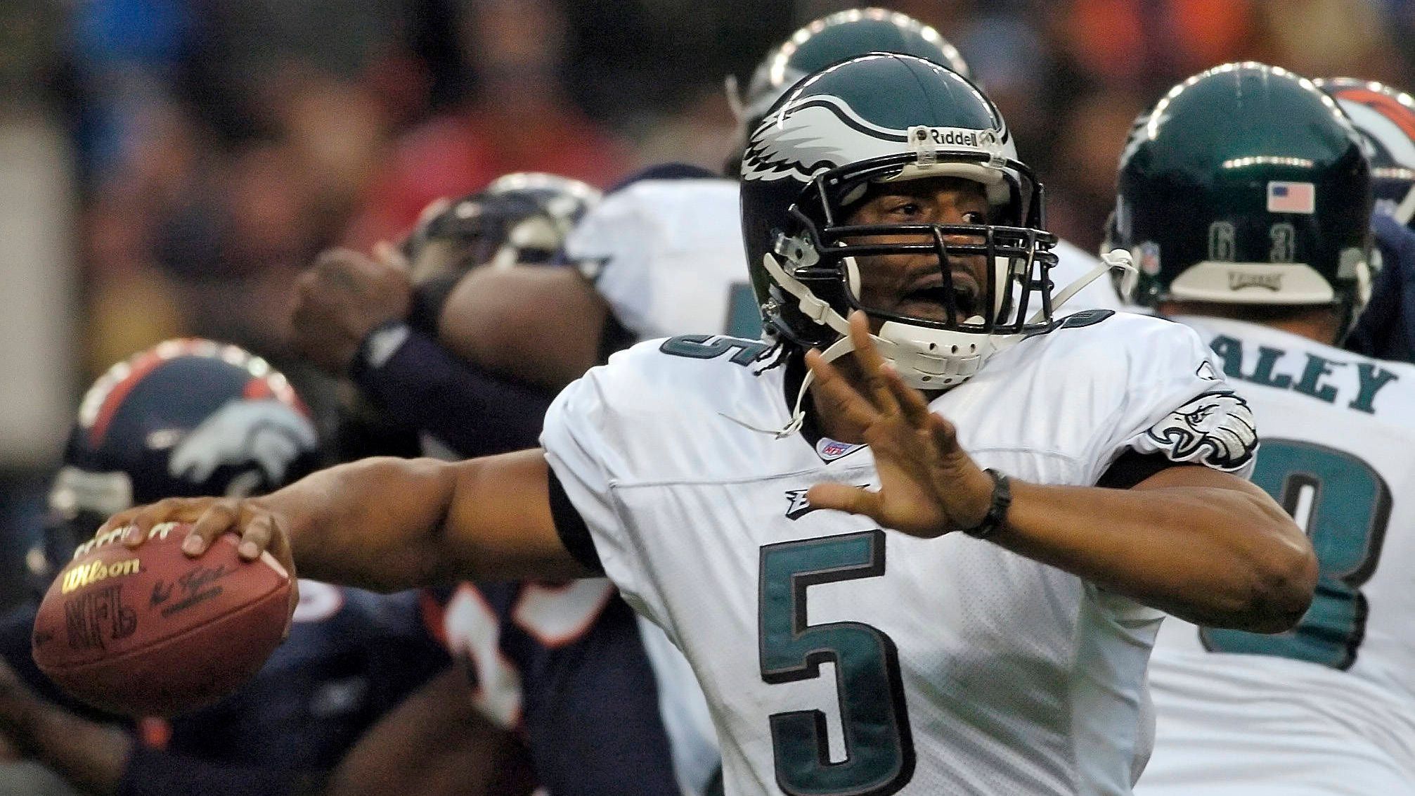 <strong>Philadelphia Eagles - Donovan McNabb</strong><br>Passing-Yards: 32.873<br>Passing-Touchdowns: 216<br>Jahre im Team: 11<br>Absolvierte Spiele: 142
