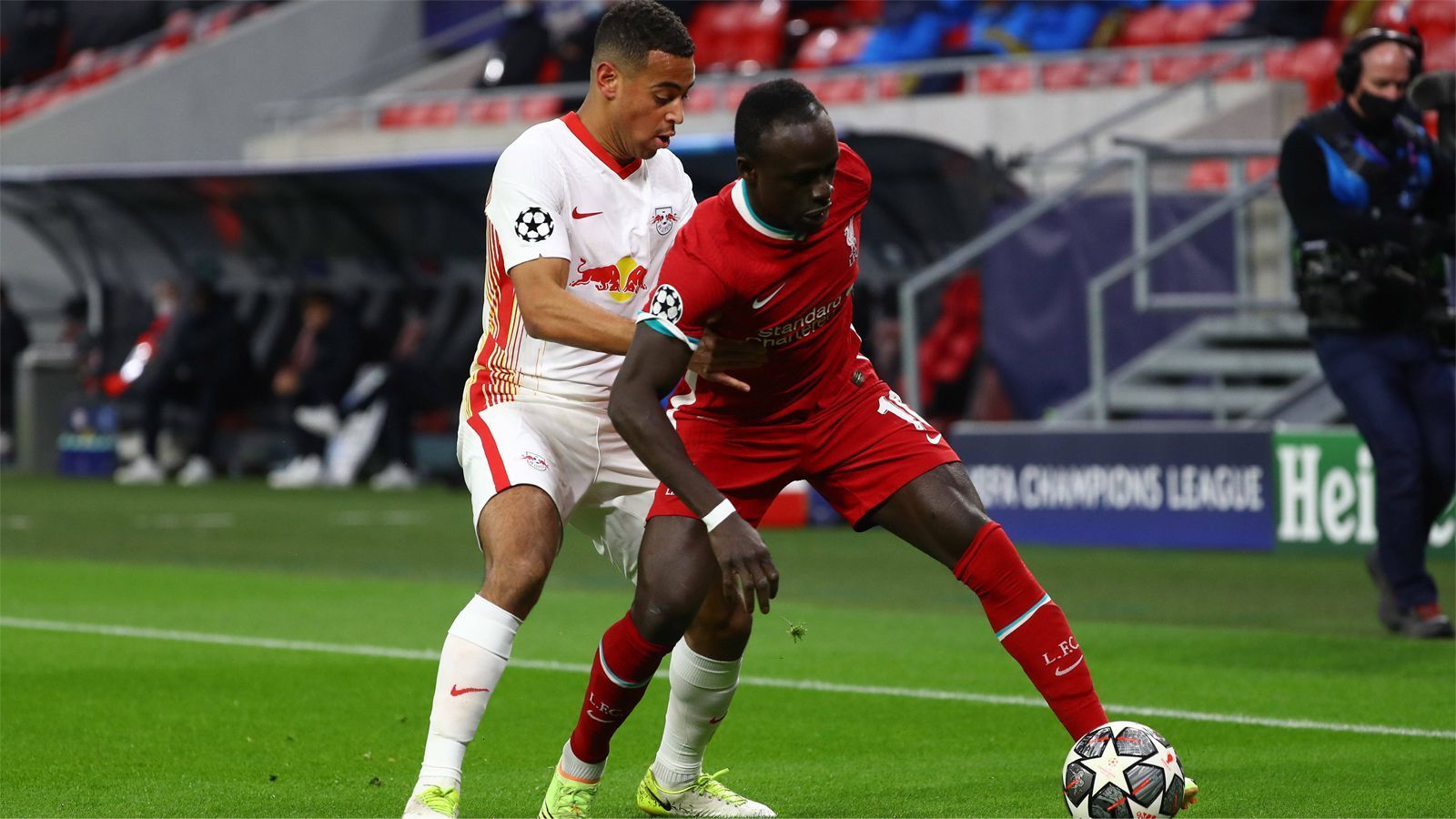 
                <strong>Tyler Adams</strong><br>
                Hat auf der rechten Seite viele Abwehraufgaben, die er im Großen und Ganzen solide löst. Dafür im Spiel nach vorne die meiste Zeit zu harmlos. ran-Note: 4
              