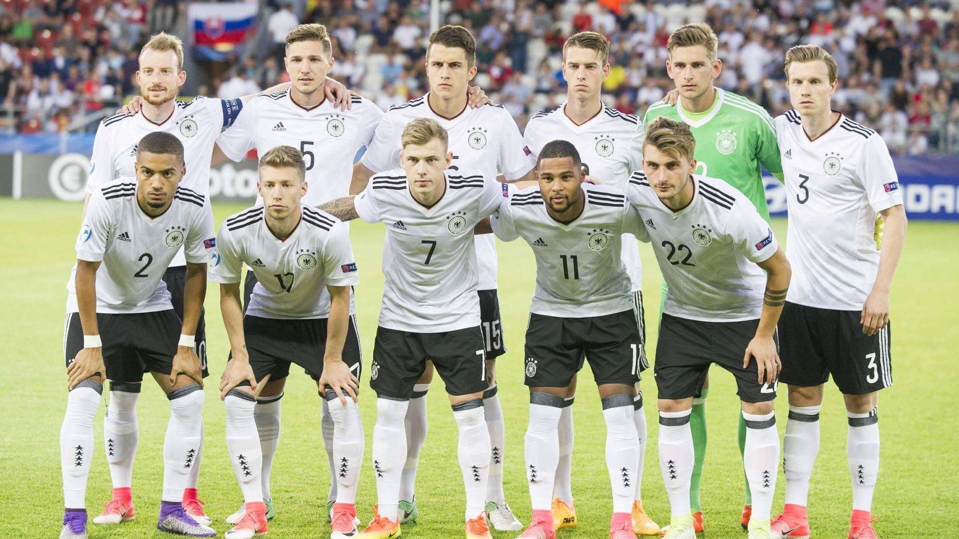 
                <strong>Die Stars der Mannschaft: 2017</strong><br>
                Obwohl der 1:0-Erfolg im Finale über die hochkarätig besetzten Spanier etwas überraschend kam, musste sich der Kader der deutschen U21 im Jahr 2017 vor keinem Konkurrenten verstecken. Allen voran stand hier natürlich Serge Gnabry, der mittlerweile als einer der besten Flügelspieler in Europa gilt. Als zentraler Anker in der Mitte lenkte Maximilian Arnold das deutsche Spiel, mittlerweile ist der Wolfsburger zu einem der defensiven Mittelfeldspieler der Bundesliga gereift. Im Sturm trieb Davie Selke sein Unwesen, der mit zwei Treffern zum besten deutschen Torschützen avancierte. Auch Max Meyer galt in seiner damaligen Form als eines der größten deutschen Talente im offensiven Mittelfeld. In der Innenverteidigung sorgte Marc-Oliver Kempf dafür, dass die deutsche Mannschaft nur drei Gegentore im gesamten Turnier kassierte. 
              