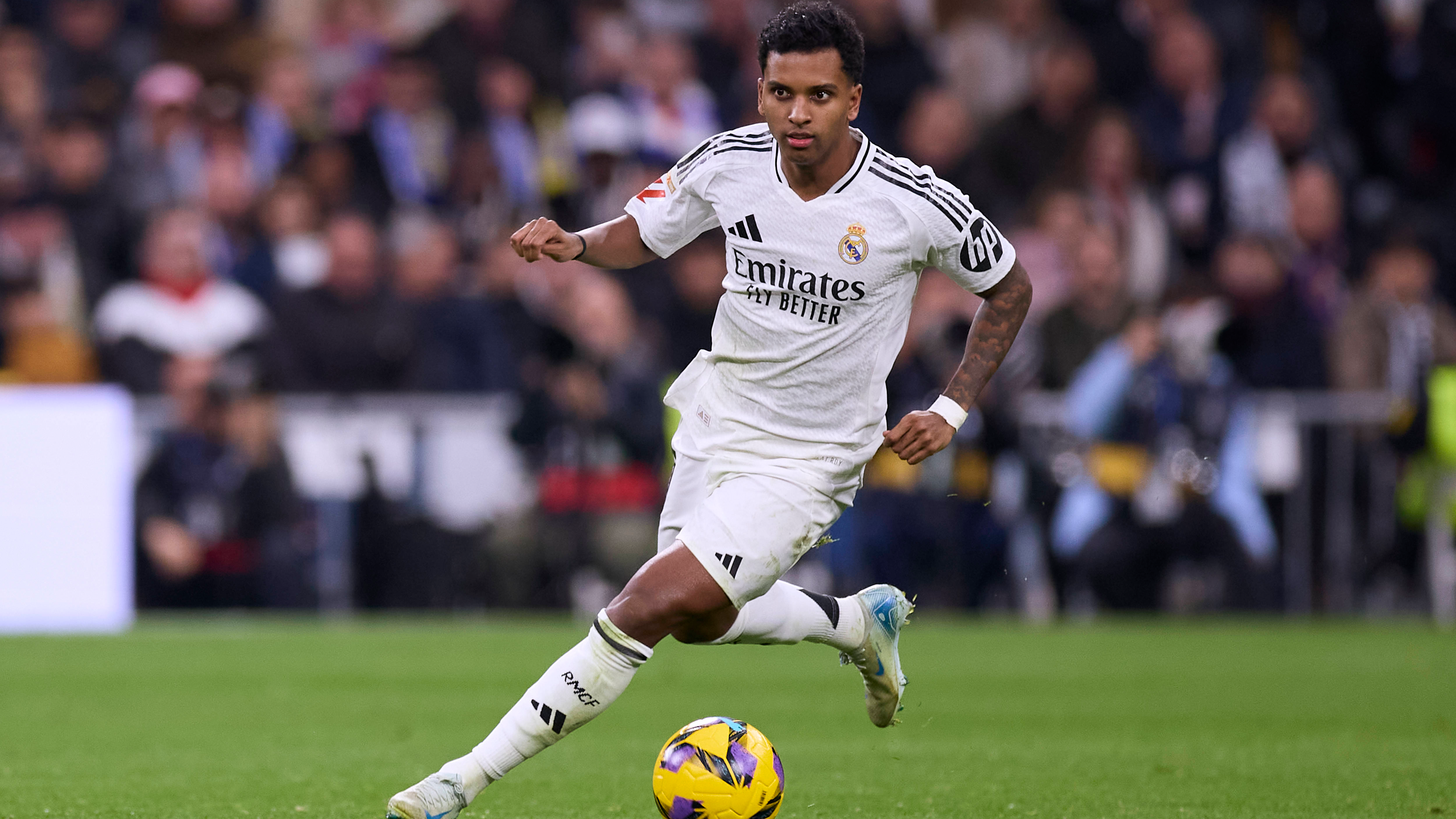 <strong>Rodrygo (Real Madrid)</strong><br>Klappt es nicht mit der Wunschlösung Vinicius Jr., könnte Al Hilal dennoch bei Real Madrid zuschlagen. Wie "TV Dello Sport" berichtet, wären die Saudis auch an Rodrygo interessiert. Der 24-Jährige hat allerdings noch einen Vertrag bis 2028, bei einem Transfer würde sich Real fürstlich entlohnen lassen. Aber Geld spielt in Saudi-Arabien bekanntlich keine Rolle.