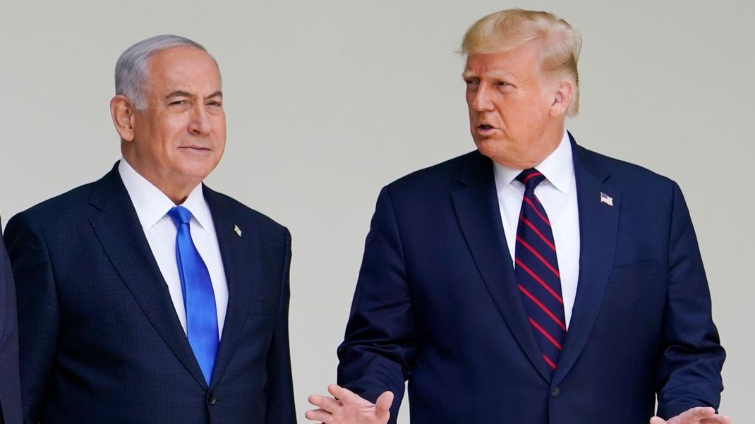 Archivbild, 15. September 2020, USA, Washington: Benjamin Netanjahu, Ministerpräsident von Israel, und Donald Trump, Präsident der USA, im Weißen Haus