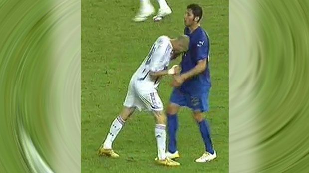
                <strong>Zidane vs Materazzi</strong><br>
                Zinedine Zidanes Kopfstoße im WM-Finale 2006 gegen Marco Materazzi war ein Ausraster für die Ewigkeit. In seinem letzten Spiel mit der Nationalmannschaft verlor der Franzose nach zahlreichen Provokationen seines Gegenspielers die Nerven. Zidane flog vom Platz, Italien wurde Weltmeister.
              