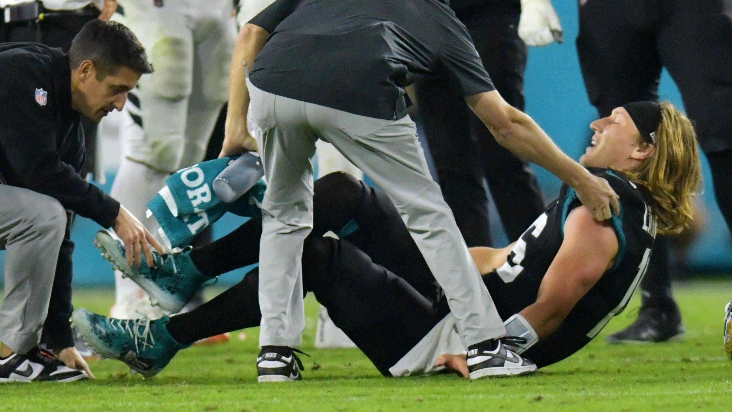 <strong>Jacksonville Jaguars: Trevor Lawrence verletzt</strong><br>Nachdem der 24-Jährige im Monday Night Game nach einem Hit zu Boden ging und kurz darauf vom Platz humpelte, war die Befürchtung groß, dass Lawrence mit einer Sprunggelenksverstauchung länger ausfallen würde. Wie "CBS" berichtet, hatte man aber wohl Glück im Unglück. Die Verletzung sei wohl weniger schlimm als erwartet. Entsprechend dürfen die "Jags" weiter hoffen.