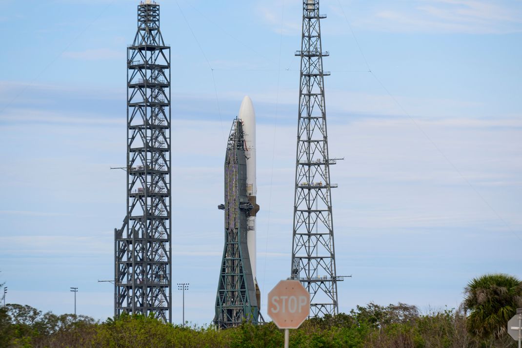 Eine Blue Origin New Glenn Rakete auf dem Launch Complex-36 der Cape Canaveral Space Force Station in Florida.