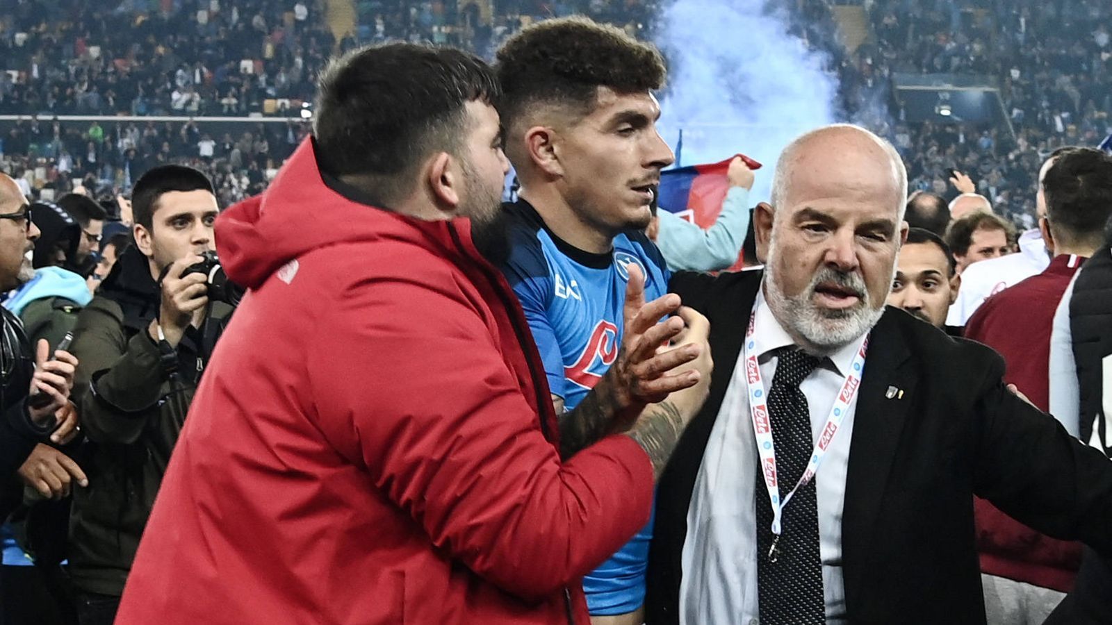 
                <strong>Spieler von Fans umringt</strong><br>
                Die frischgebackenen Meister-Spieler wie Giovanni Di Lorenzo konnte sich gegen den Fan-Ansturm kaum erwehren, wurden von den Anhängern umringt, geherzt, um Selfies gebeten. 
              