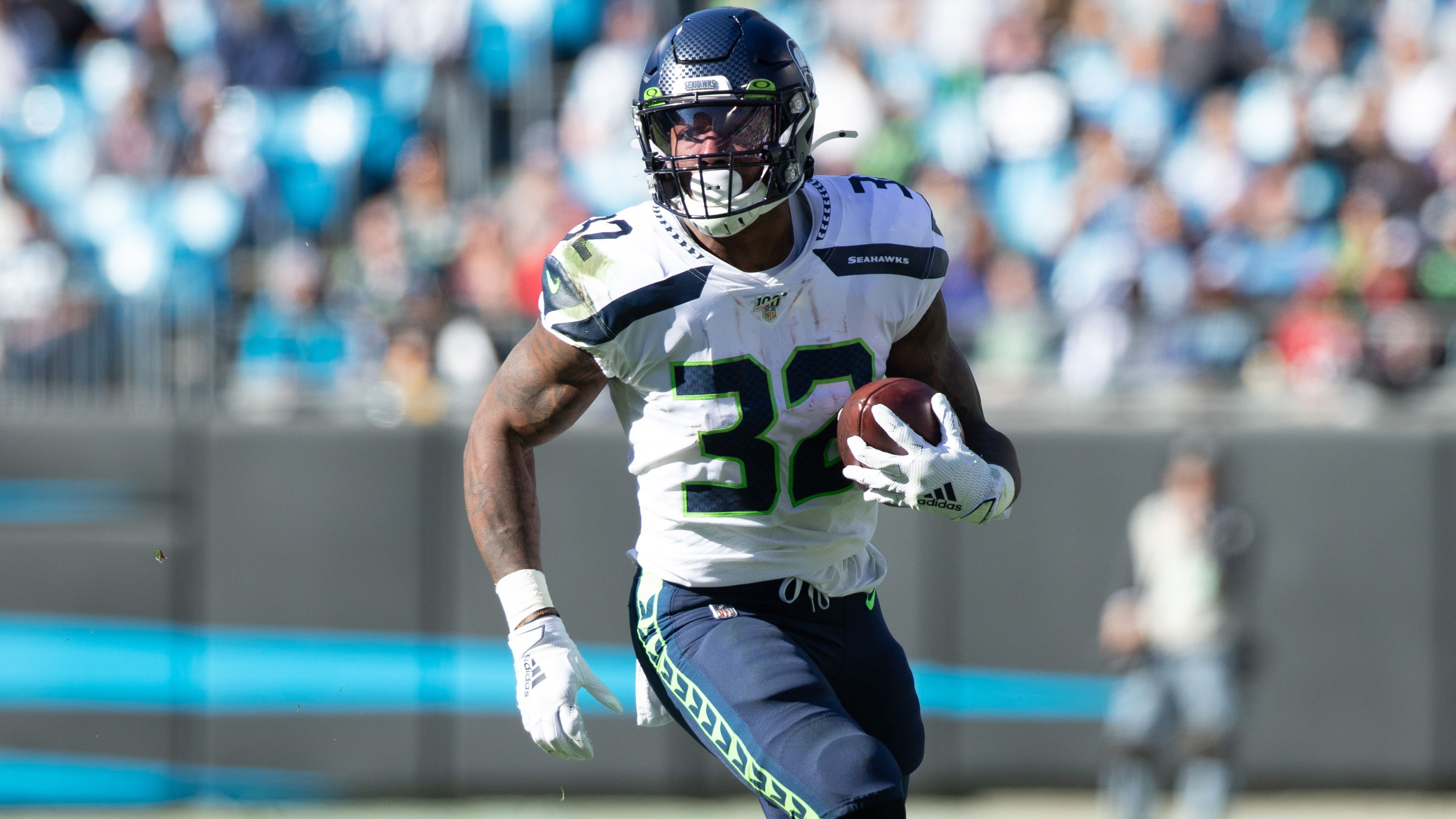 
                <strong>Seattle Seahawks</strong><br>
                Die Seahawks werden im Bericht von "ProFootballTalk" ebenfalls als Alternative für Fournette genannt. Mit Chris Carson und Rashaad Penny ist das Team allerdings auf der Running Back-Position gut besetzt. Um Penny rankten sich in der vergangenen Saison bereits Trade-Gerüchte. Im November sollen laut der "Detroit Free Press" die Detroit Lions einen Drittrundenpick geboten haben, den die Seahawks aber abgelehnt haben sollen. Demnach begründet sich die Verbindung mit dem Spieler derzeit wohl hauptsächlich aufgrund des wahrscheinlichen Interesses des Division-Rivalen LA Rams.
              