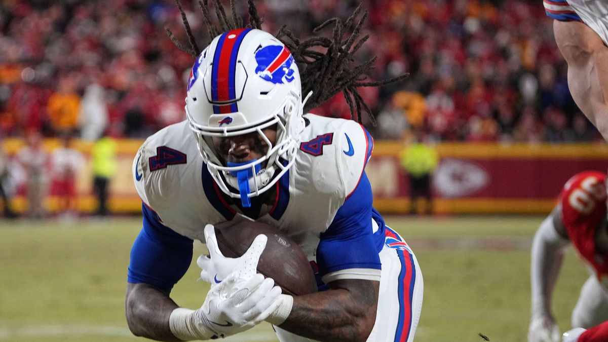 NFL, American Football Herren, USA AFC Championship-Buffalo Bills at Kansas City Chiefs Jan 26, 2025; Kansas City, MO, USA; Buffalo Bills running back James Cook (4) dives for a touchdown against t...