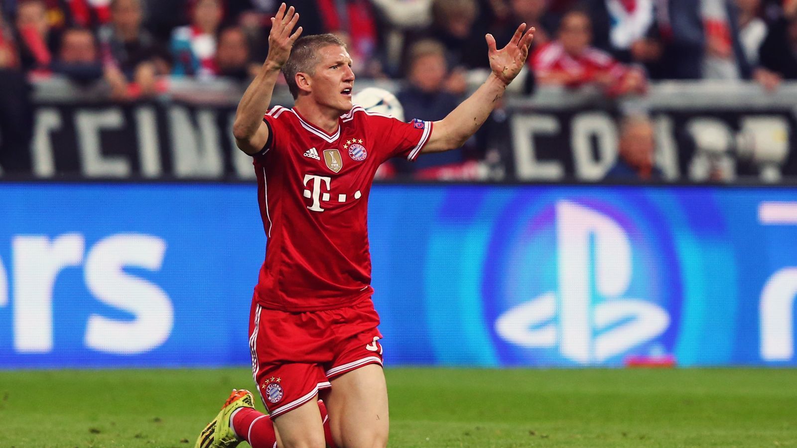 
                <strong>Platz 6: Bastian Schwenisteiger</strong><br>
                &#x2022; Champions-League-Einsätze für Bayern München: 89<br>&#x2022; Pflichtspiel-Einsätze insgesamt für Bayern München: 500<br>
              