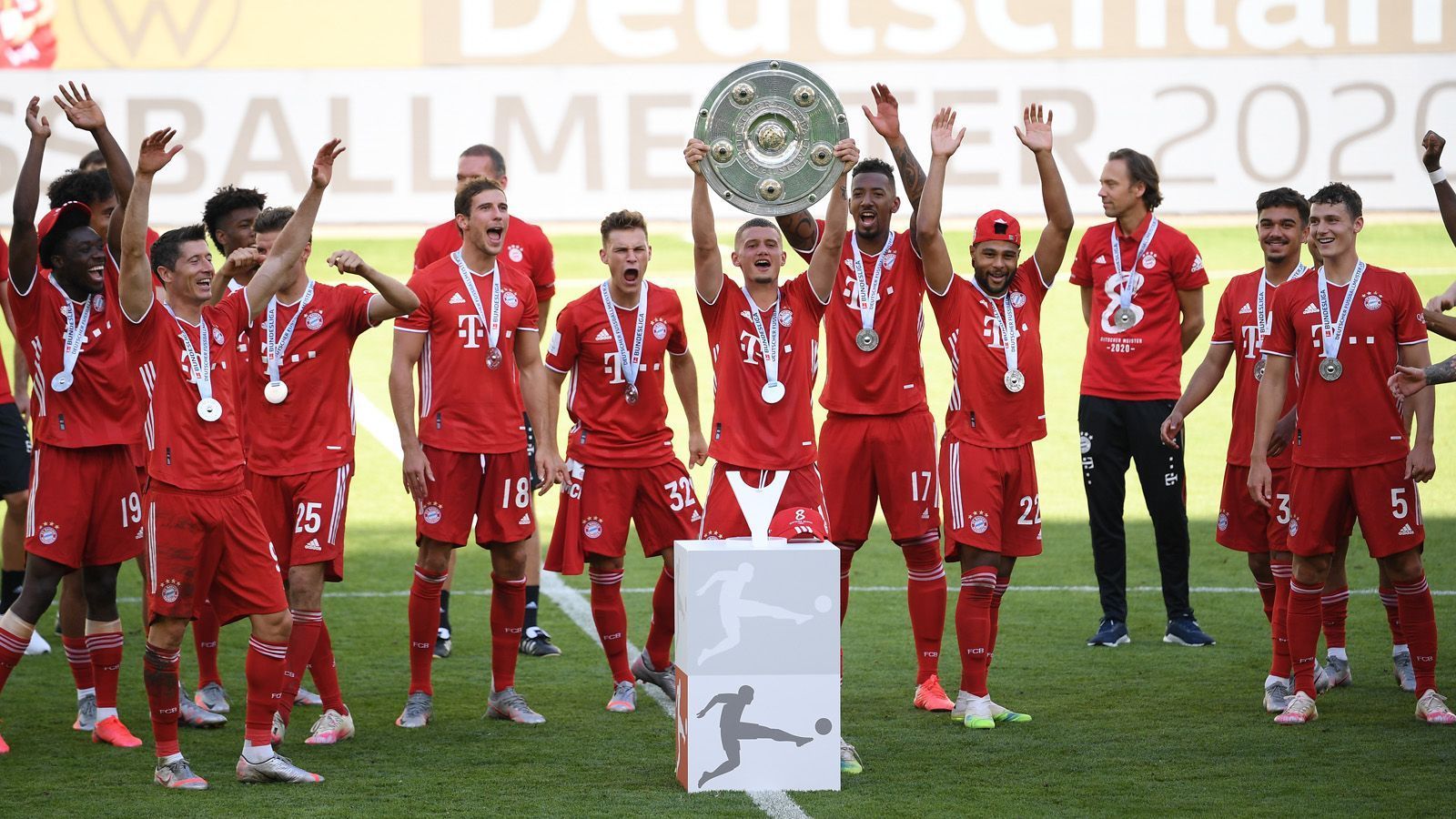 
                <strong>49 Punkte und +44 Tore! FC Bayern spielte Rekord-Rückrunde</strong><br>
                16 Siege, ein Remis. Die Rückrunde des FC Bayern München war makellos und ein Hauptgrund für den letztlich einmal mehr souverän eingefahrenen Meistertitel. Mit 49 von möglichen 51 Punkten sowie einem Torverhältnis von +44 hat die Mannschaft um Trainer Hansi Flick sogar einen neuen Bundesliga-Rekord aufgestellt. Noch nie zuvor gelang es einer Mannschaft, in einer Bundesliga-Rückrunde ebenfalls so viele Punkte einzufahren und dann auch noch so ein hervorragendes Torverhältnis aufzuweisen. Die Münchner verbesserten durch den 4:0-Sieg am 34. Spieltag in Wolfsburg die eigene Bestmarke aus der Saison 2012/13 (damals ebenfalls 49 Rückrunden-Punkte und ein Torverhältnis von +43). (Quelle: optafranz/twitter)
              