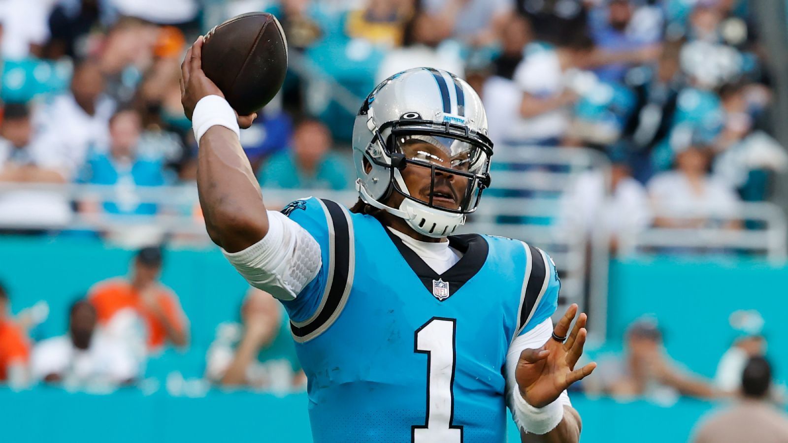 
                <strong>Cam Newton (Carolina Panthers)</strong><br>
                War der Hype um Cam Newtons Rückkehr zu den Carolina Panthers nach einer Woche quasi am Siedepunkt, so ist er mittlerweile am Gefrierpunkt. Schlug er sich bei der Niederlage gegen Washington in Woche elf noch gut, war die Vorstellung gegen die Miami Dolphins in Woche zwölf eher eine Peinlichkeit mit fünf von 21 angekommenen Pässen. Cam ist nicht mehr der, der er einmal war und wird es wohl auch nie mehr werden. Sobald die Panthers einen potenziell Besseren finden, ist der First-Overall-Pick des Draft 2011 wieder arbeitslos.
              